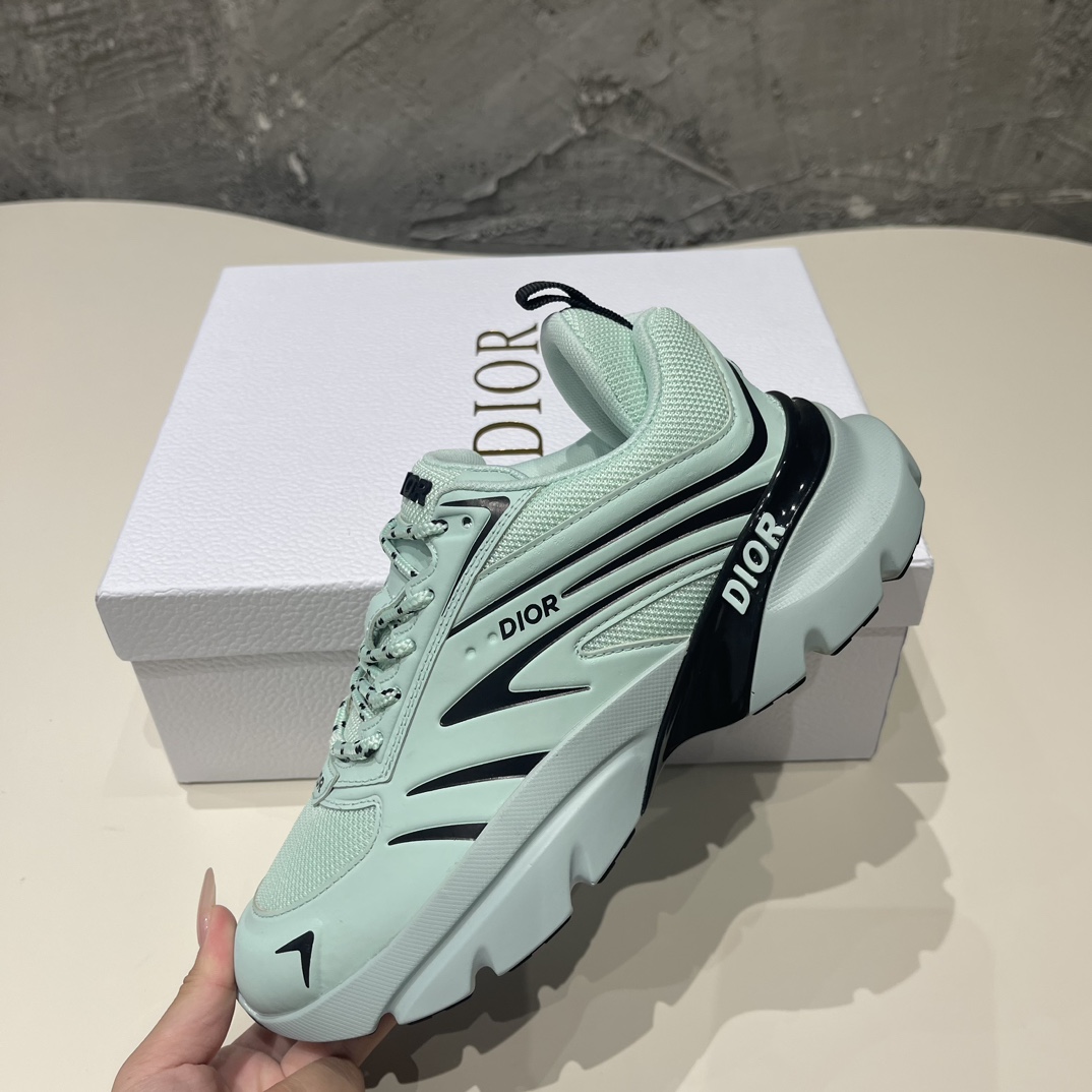 370💰Dior迪奥 b32全新shoes 来袭‼️
真的太好看啦！做工精细网面空压 透气美美哒。独家开模。原版。无可挑剔
原版开模大底tpu组合。
官网6色齐全。
码数：35-45
         