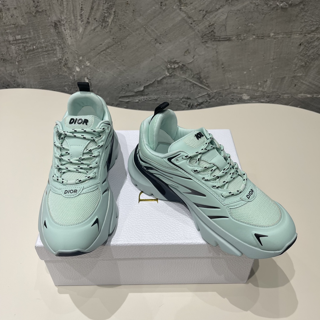 370💰Dior迪奥 b32全新shoes 来袭‼️
真的太好看啦！做工精细网面空压 透气美美哒。独家开模。原版。无可挑剔
原版开模大底tpu组合。
官网6色齐全。
码数：35-45
         