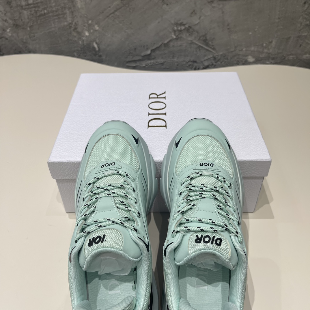 370💰Dior迪奥 b32全新shoes 来袭‼️
真的太好看啦！做工精细网面空压 透气美美哒。独家开模。原版。无可挑剔
原版开模大底tpu组合。
官网6色齐全。
码数：35-45
         