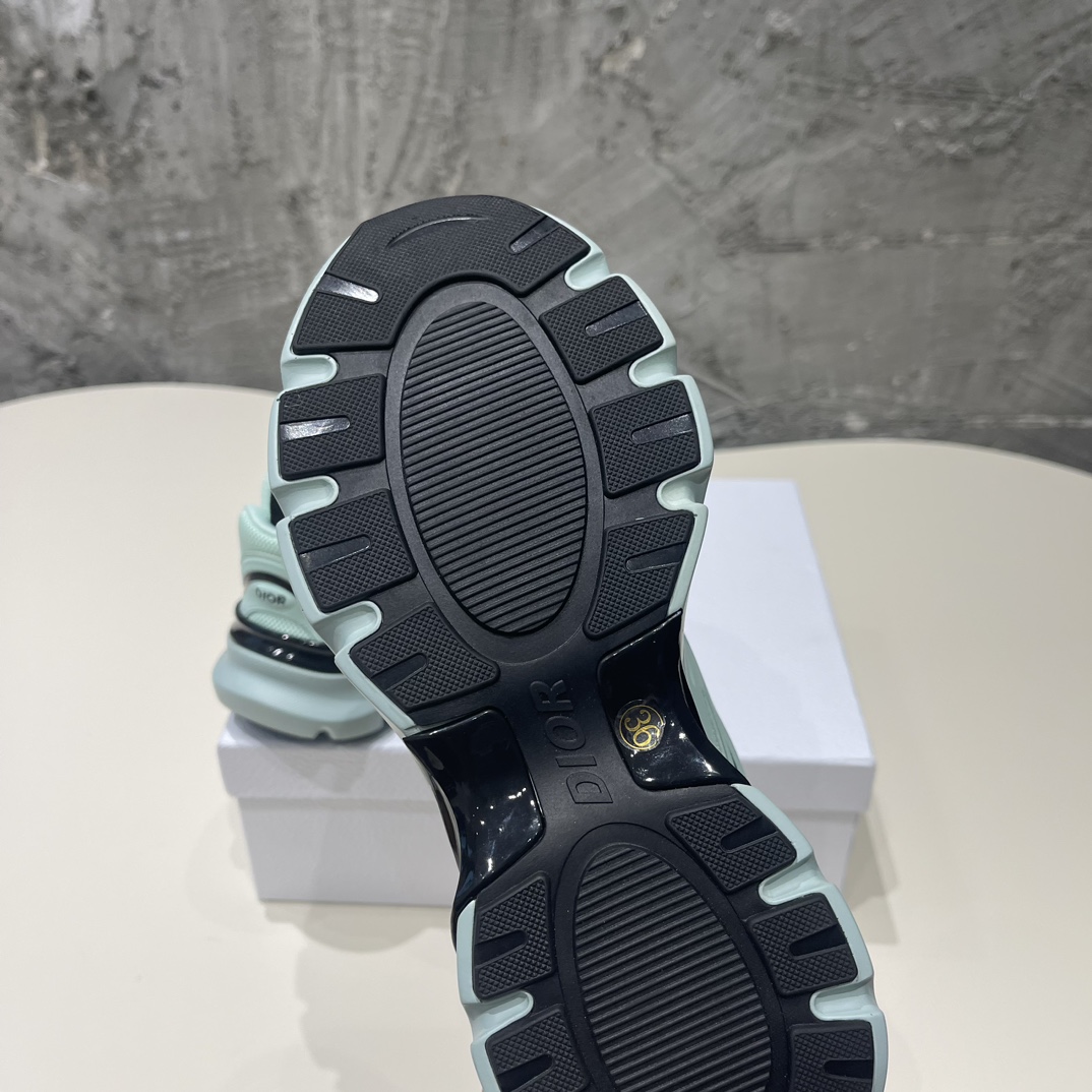 370💰Dior迪奥 b32全新shoes 来袭‼️
真的太好看啦！做工精细网面空压 透气美美哒。独家开模。原版。无可挑剔
原版开模大底tpu组合。
官网6色齐全。
码数：35-45
         