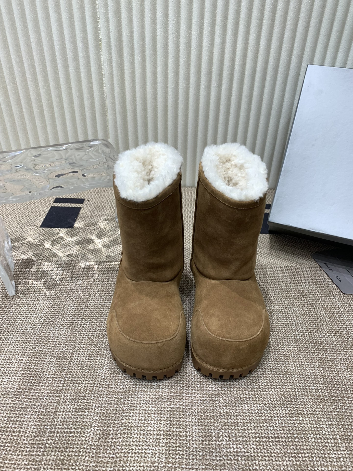 NO:646923,Men's balenciaga ski series skiwear latest Alaska snow boots genuine rmb purchase and development perfect designer launched to explore the concept of originality and appropriation in the fashion industry, pay tribute to inheritance and classics with a new series, break the conventional design with the iconic balenciaga to collide with humorous and harmonious new ideas, original fabric original custom high mercerized smooth cow frost (not ordinary cow suede) outsole original molded sole authentic full set of packaging,  Size 35-45, snow boots, balenciaga, balenciaga, boots19860909男 balenciaga巴黎世家滑雪系列skiwear  最新款阿拉斯加雪地靴正品rmb购入开发 完美设计师推出探索时尚界对于原创与挪用的概念、以全新系列致敬传承与经典,以标志性balenciaga 抽象打破常规设计 碰撞出诙谐又和谐的新创意、原 版 面料原版定制高丝光牛磨砂（非普通牛反绒） 大底原版开模鞋底正品全套包装、 码数35-45,雪地靴,balenciaga,balenciaga,boots,Women's Shoes