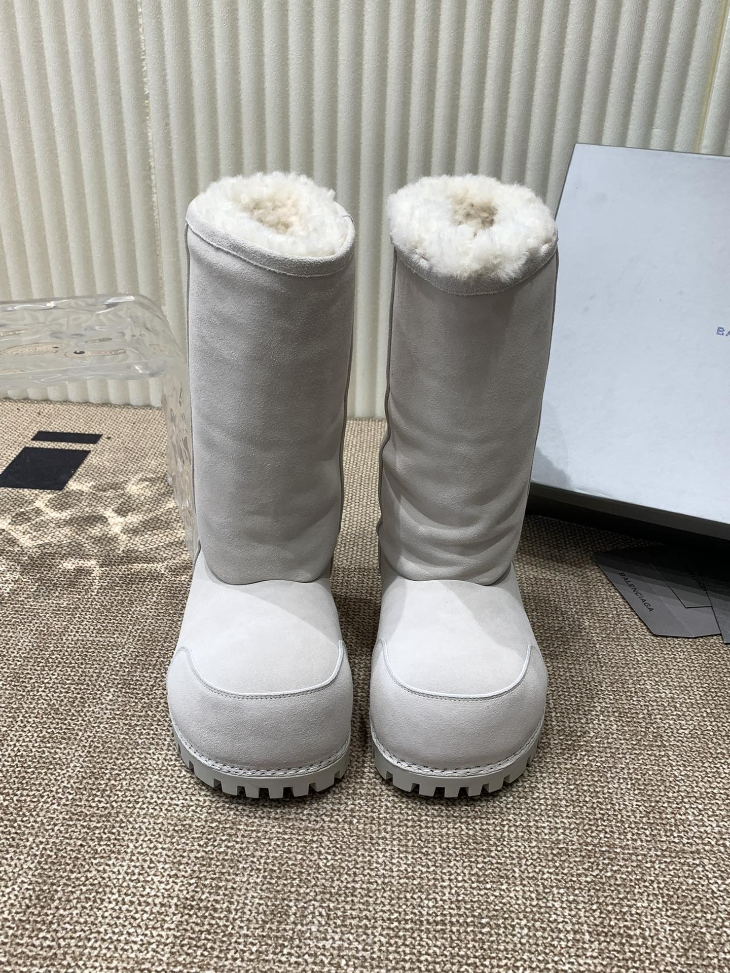 NO:646933,Men's balenciaga ski series skiwear latest Alaska snow boots genuine rmb purchase and development perfect designer launched to explore the concept of originality and appropriation in the fashion industry, pay tribute to inheritance and classics with a new series, break the conventional design with the iconic balenciaga to collide with humorous and harmonious new ideas, original fabric original custom high mercerized smooth cow frost (not ordinary cow suede) outsole original molded sole authentic full set of packaging,  Size 35-45, snow boots, balenciaga, balenciaga, boots19860909男 balenciaga巴黎世家滑雪系列skiwear  最新款阿拉斯加雪地靴正品rmb购入开发 完美设计师推出探索时尚界对于原创与挪用的概念、以全新系列致敬传承与经典,以标志性balenciaga 抽象打破常规设计 碰撞出诙谐又和谐的新创意、原 版 面料原版定制高丝光牛磨砂（非普通牛反绒） 大底原版开模鞋底正品全套包装、 码数35-45,雪地靴,balenciaga,balenciaga,boots,Women's Shoes