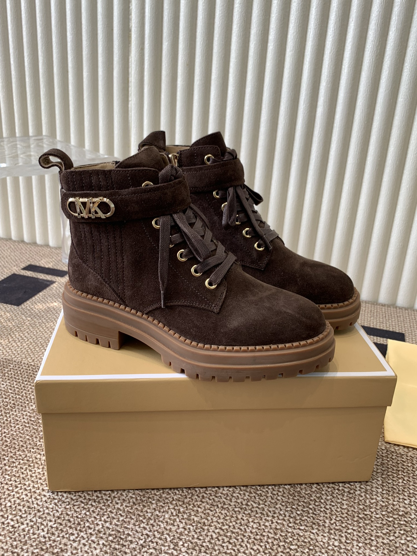 Michael Kors 2024 Martin Boots: Premium Leather, Slip-Proof Sole, Various Sizes.