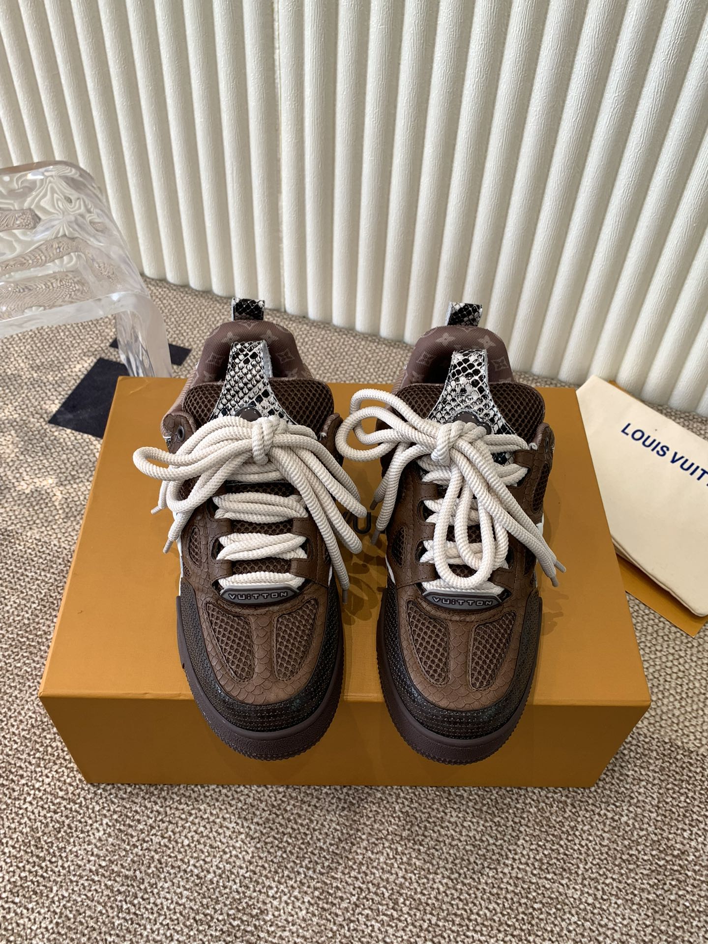 NO:721342,Louis Vuitton Louis Vuitton's l.v skate sneakers are made of monogram denim and technical mesh fabrics, with technical laces and rubber outsoles, highlighting the eye-catching style of the 1990s. The padded collar and tongue continue the iconic elements, and the latter's Iv since 54 logo represents the year Louis Vuitton was founded in 1854. monogram  The rubber outsole is embellished with flowers and is made of first-layer cowhide leather spliced with high-tech fabrics. The toe is wrapped in contrasting rubber, and the mesh lining is cotton padding. The comfort is as extreme as ever. It is a premium inheritance and quality is supreme. It is worth owning!  Size 35-45, casual shoes/sports shoes, louis vuitton, louis vuitton, sneakers, cowhide19860909Louis Vuitton 路易威登 本款l.v skate 运动鞋拼接monogram 丹宁布和科技网格面料,搭配科技鞋带和橡胶外底,彰显1990年代的瞩目风范.加垫鞋领及鞋舌延续标志性元素,后者的Iv since 54 标识代表路易威登创立的1854年. monogram 花卉点缀橡胶外底,采用头层牛皮拼接高科技织物面料制成,鞋头撞色橡胶包裹,网布内里棉垫脚,舒适性一如既往的达到极致,精品传承,品质至上,值得拥有！ 码数35-45,休闲鞋/运动鞋,louis vuitton,louis vuitton,sneakers,cowhide,Women's Shoes