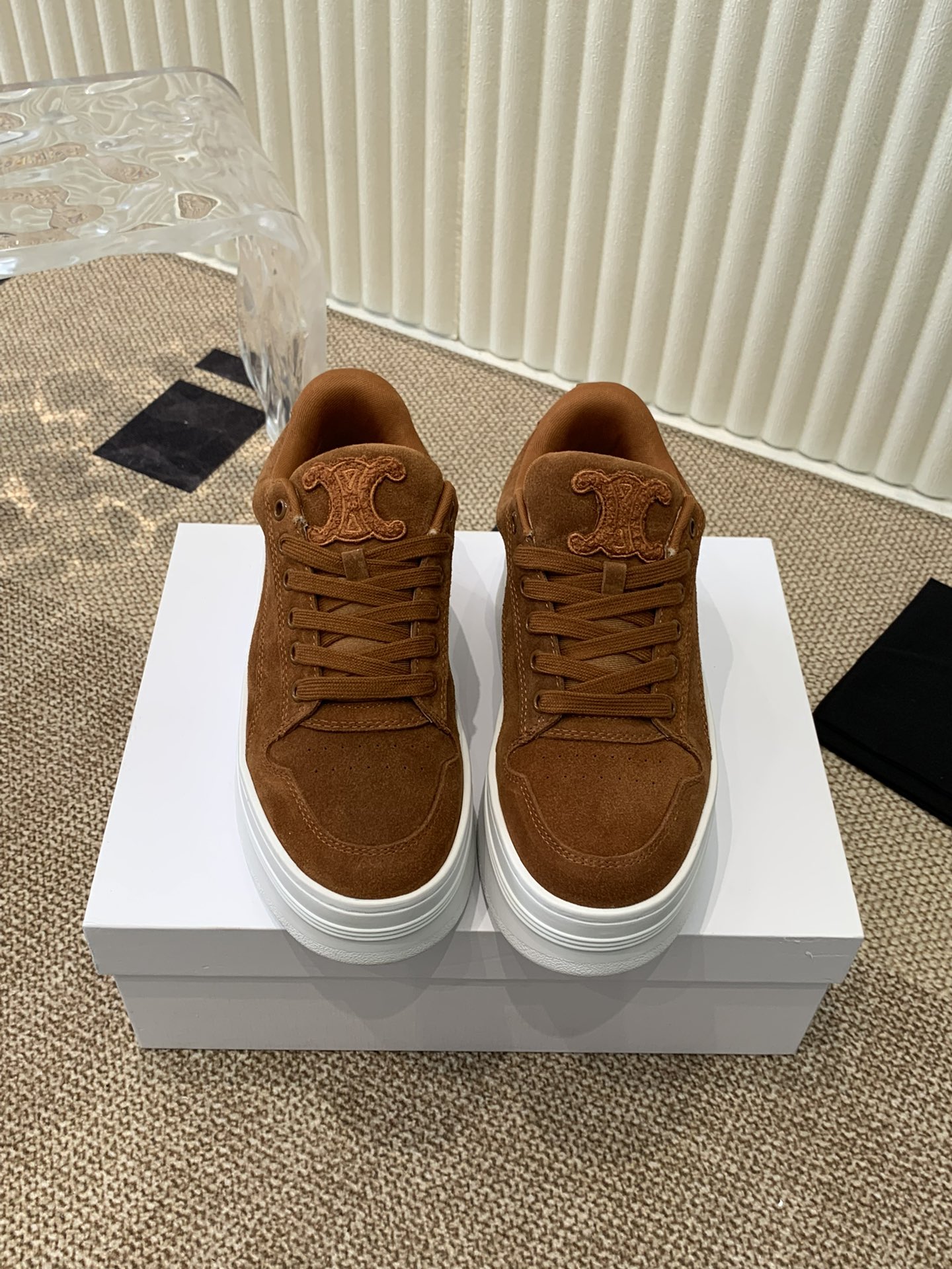 Celine 春夏走秀款面包鞋 trainer 厚底系列、这一季运动无论从楦型的轮廓\ 隔板的拼接都让人耳目一新、前后品牌logo相呼应、大底边位明显字母点缀、无不彰显品牌元素、鞋面丝牛绒、tu私模大底