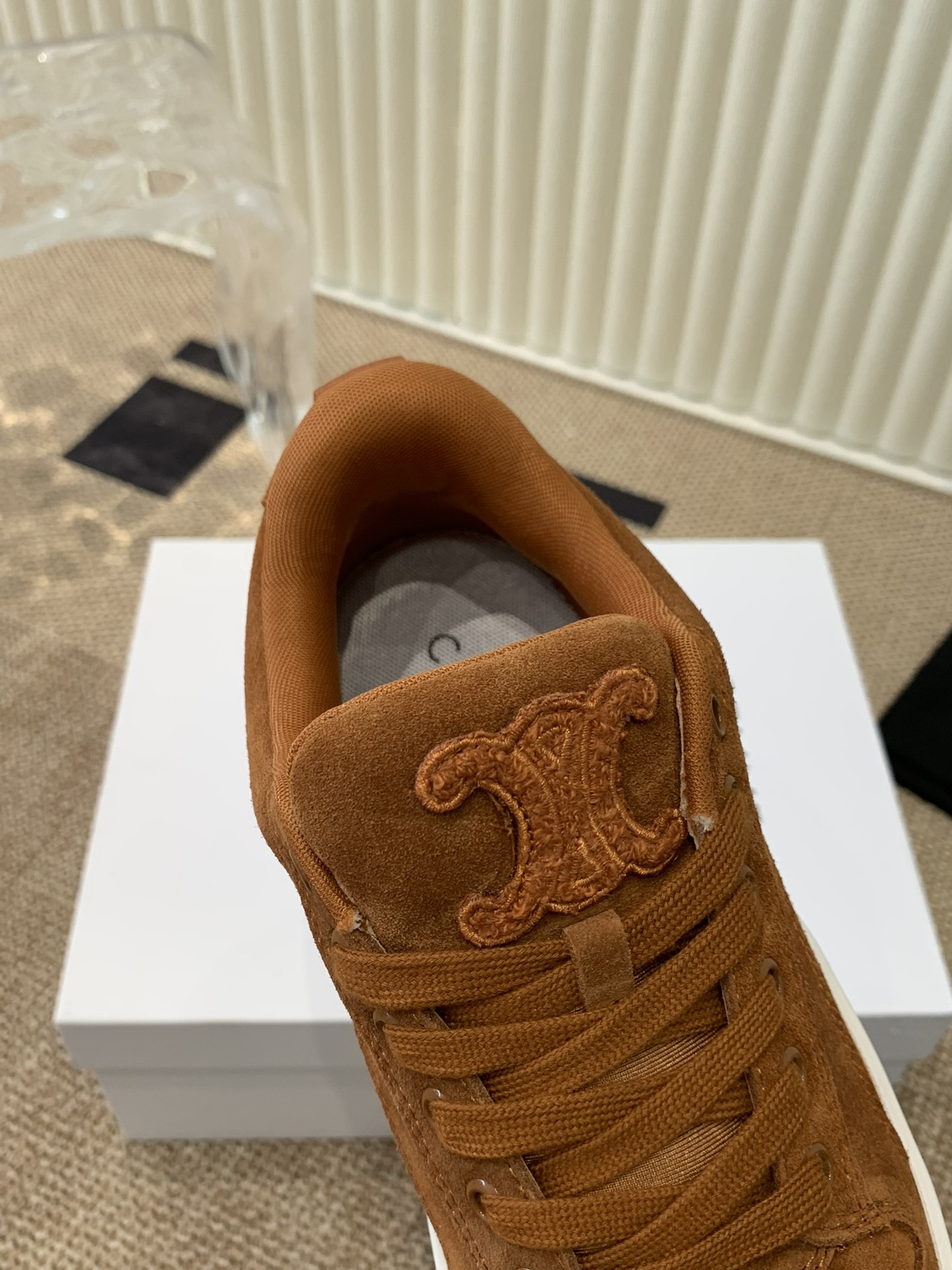 Celine 春夏走秀款面包鞋 trainer 厚底系列、这一季运动无论从楦型的轮廓\ 隔板的拼接都让人耳目一新、前后品牌logo相呼应、大底边位明显字母点缀、无不彰显品牌元素、鞋面丝牛绒、tu私模大底