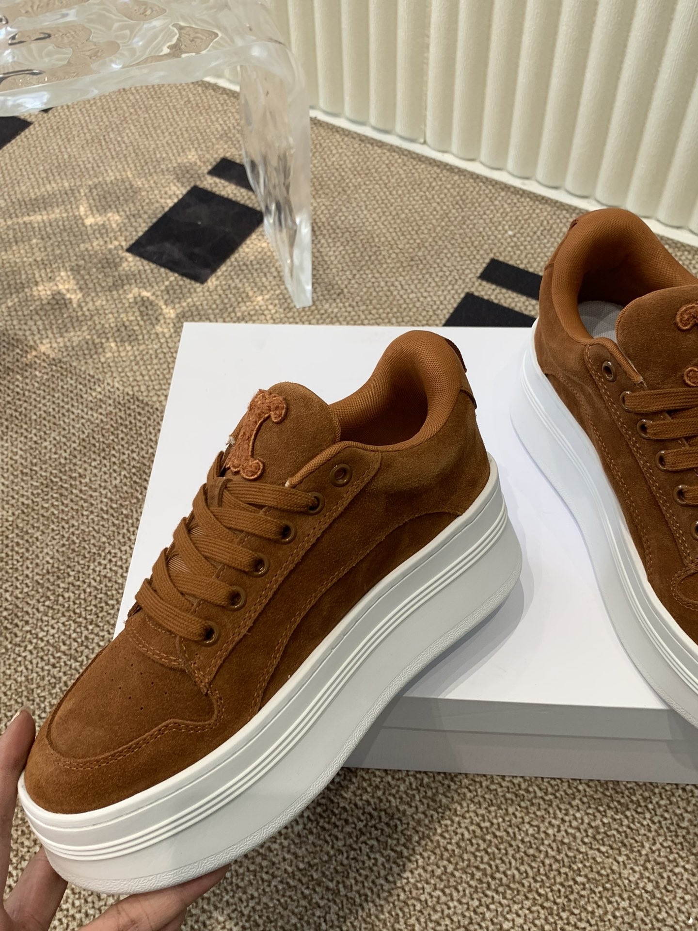 Celine 春夏走秀款面包鞋 trainer 厚底系列、这一季运动无论从楦型的轮廓\ 隔板的拼接都让人耳目一新、前后品牌logo相呼应、大底边位明显字母点缀、无不彰显品牌元素、鞋面丝牛绒、tu私模大底