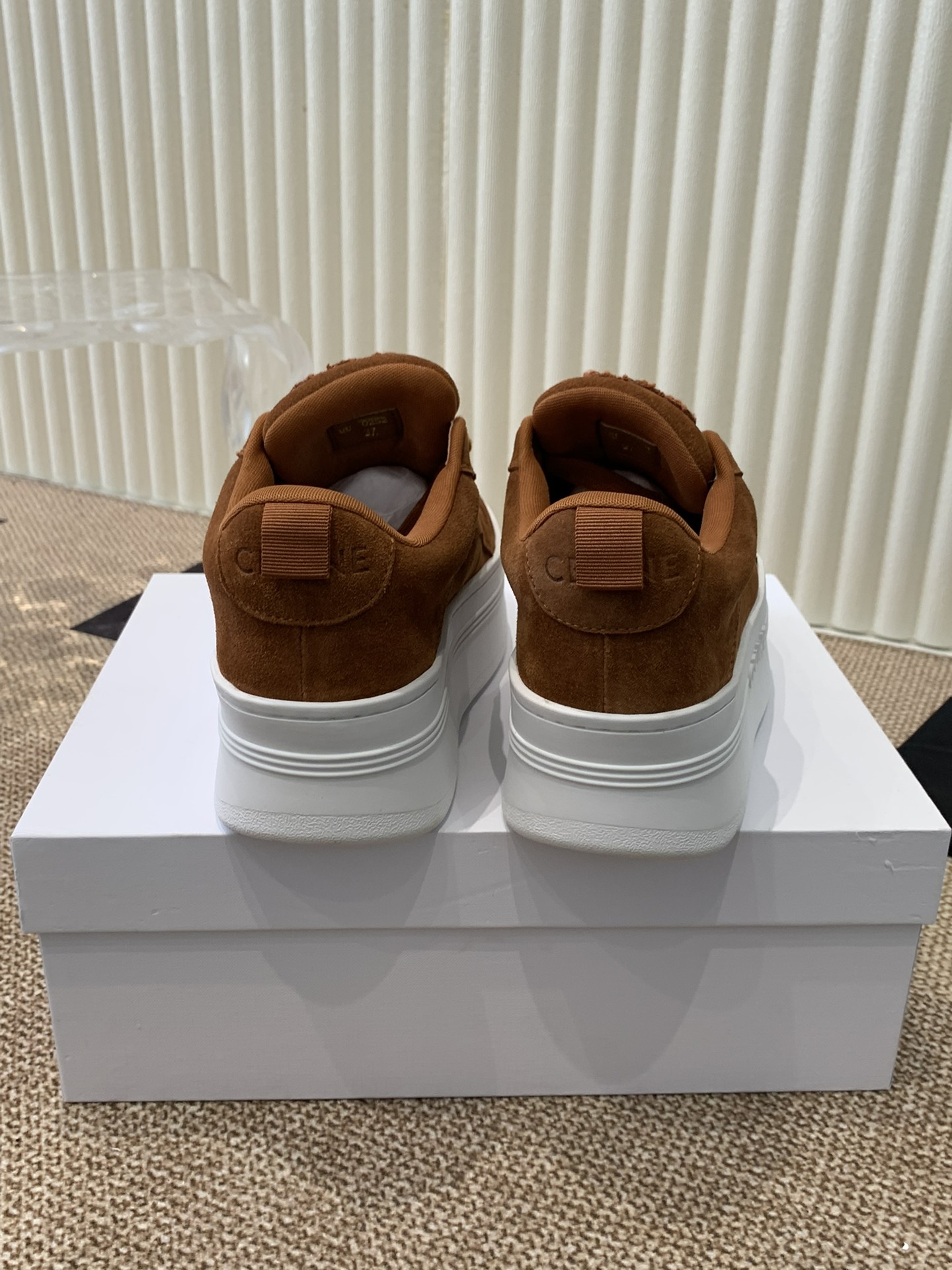 Celine 春夏走秀款面包鞋 trainer 厚底系列、这一季运动无论从楦型的轮廓\ 隔板的拼接都让人耳目一新、前后品牌logo相呼应、大底边位明显字母点缀、无不彰显品牌元素、鞋面丝牛绒、tu私模大底
