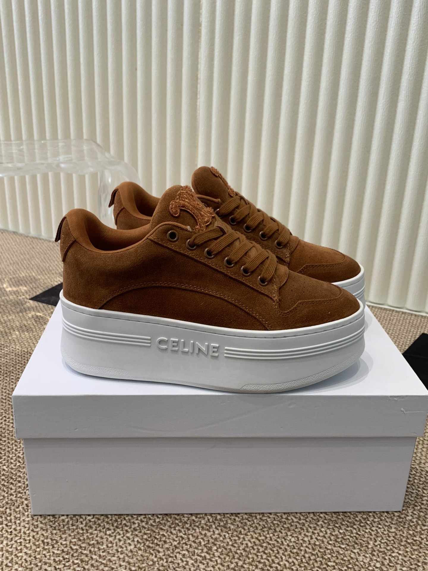 Celine 春夏走秀款面包鞋 trainer 厚底系列、这一季运动无论从楦型的轮廓\ 隔板的拼接都让人耳目一新、前后品牌logo相呼应、大底边位明显字母点缀、无不彰显品牌元素、鞋面丝牛绒、tu私模大底
