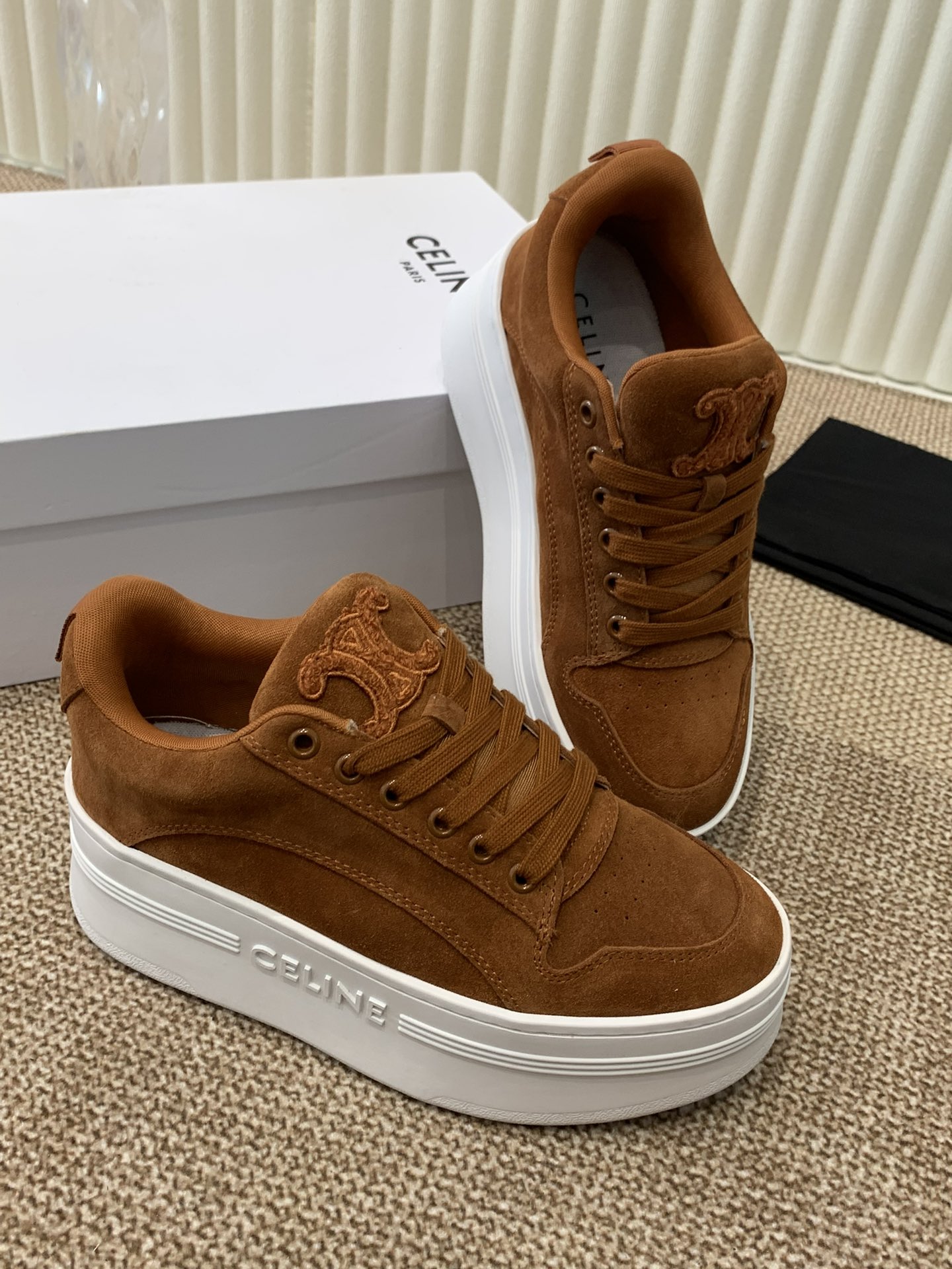 Celine 春夏走秀款面包鞋 trainer 厚底系列、这一季运动无论从楦型的轮廓\ 隔板的拼接都让人耳目一新、前后品牌logo相呼应、大底边位明显字母点缀、无不彰显品牌元素、鞋面丝牛绒、tu私模大底