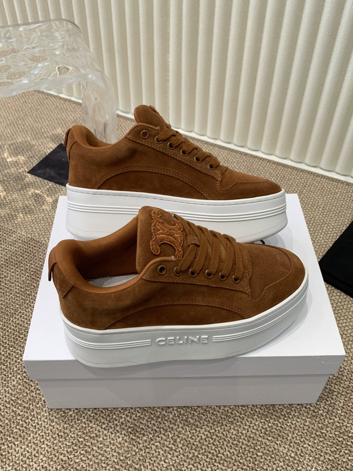 Celine 春夏走秀款面包鞋 trainer 厚底系列、这一季运动无论从楦型的轮廓\ 隔板的拼接都让人耳目一新、前后品牌logo相呼应、大底边位明显字母点缀、无不彰显品牌元素、鞋面丝牛绒、tu私模大底
