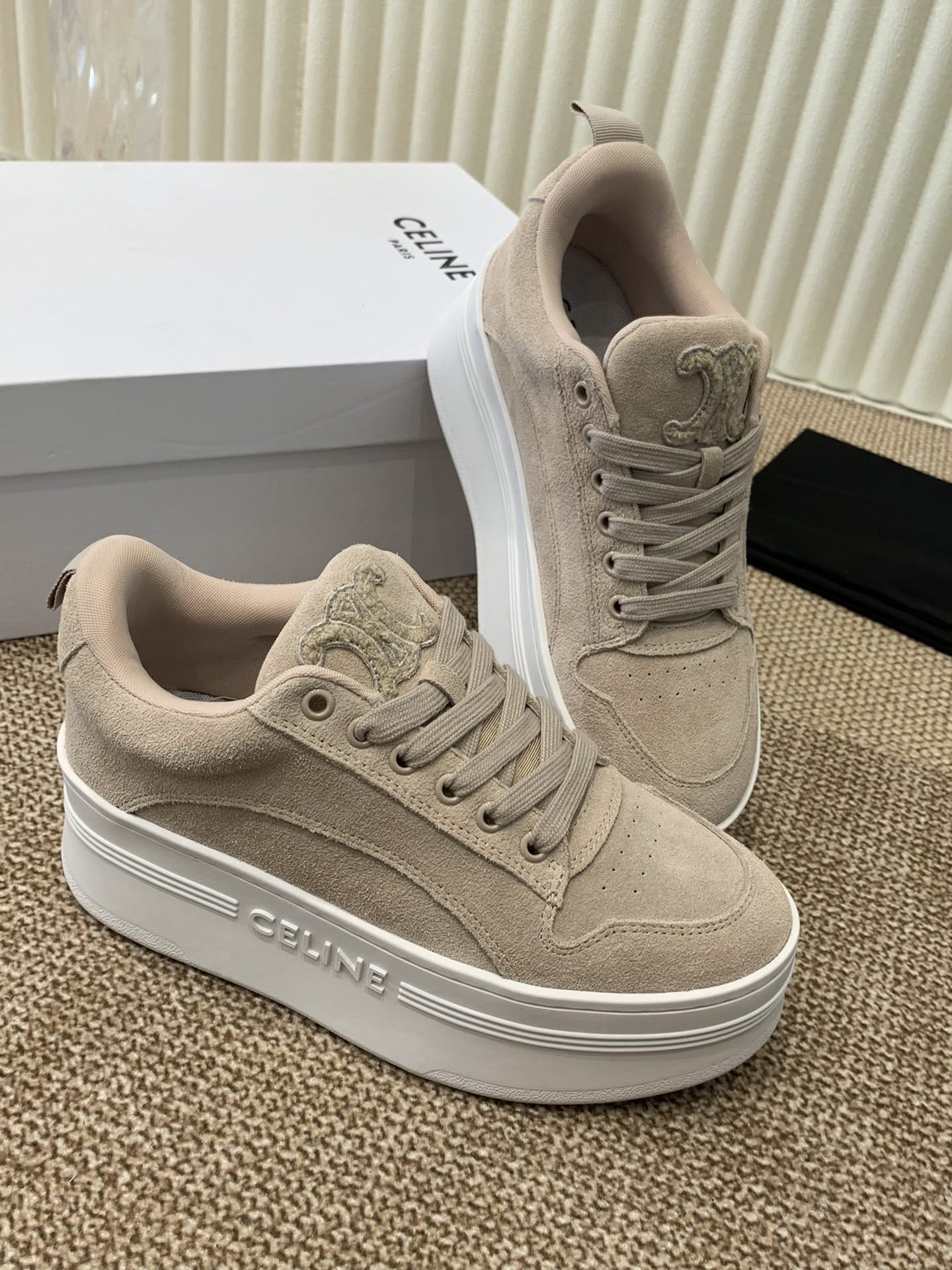 Celine 春夏走秀款面包鞋 trainer 厚底系列、这一季运动无论从楦型的轮廓\ 隔板的拼接都让人耳目一新、前后品牌logo相呼应、大底边位明显字母点缀、无不彰显品牌元素、鞋面丝牛绒、tu私模大底