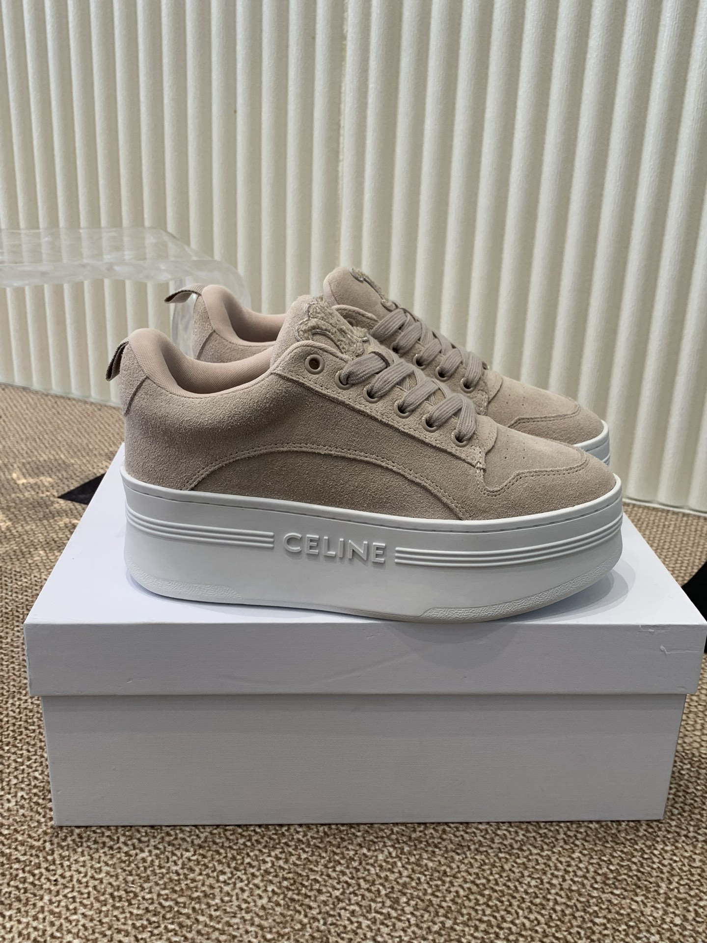 Celine 春夏走秀款面包鞋 trainer 厚底系列、这一季运动无论从楦型的轮廓\ 隔板的拼接都让人耳目一新、前后品牌logo相呼应、大底边位明显字母点缀、无不彰显品牌元素、鞋面丝牛绒、tu私模大底