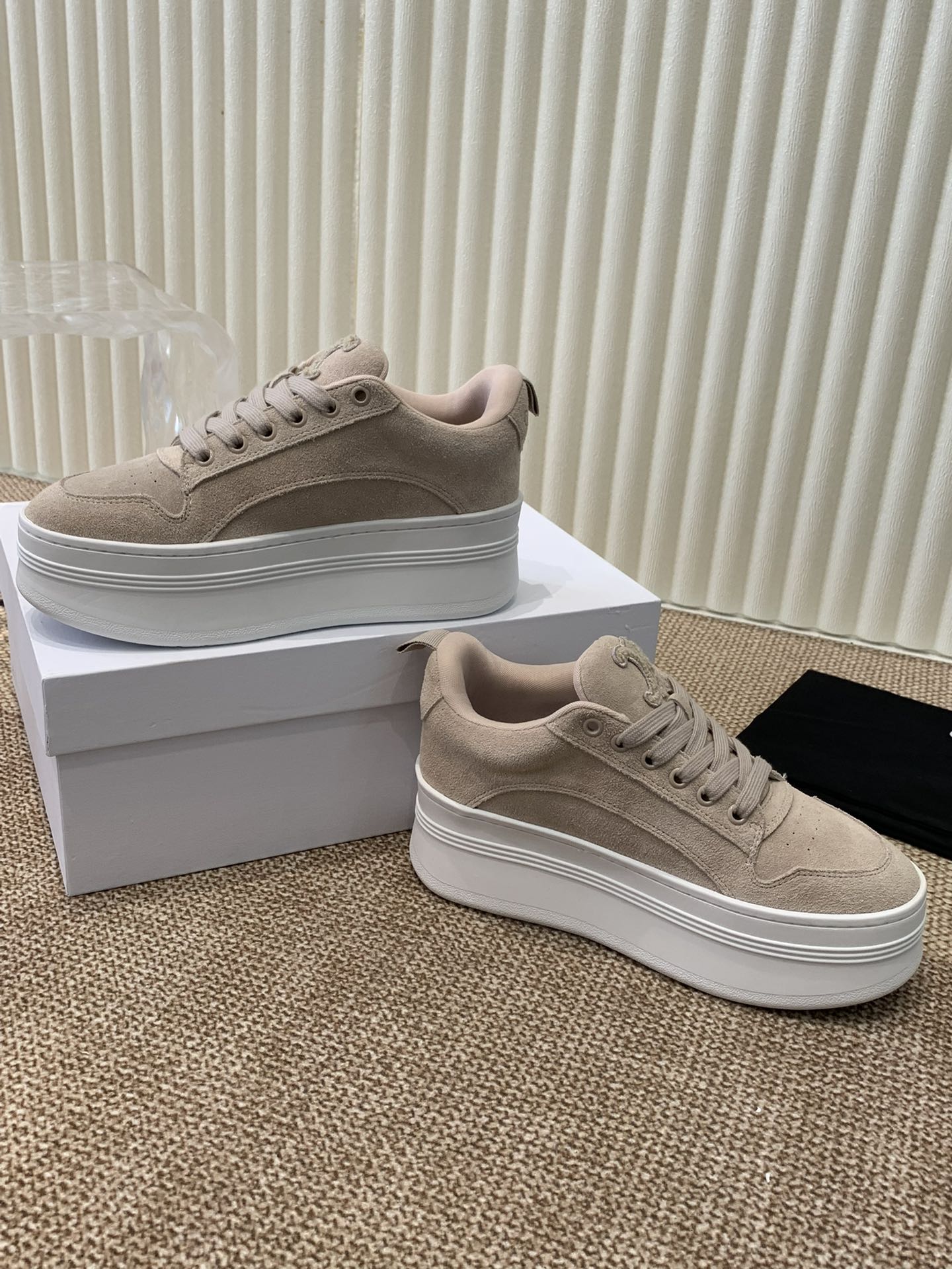 Celine 春夏走秀款面包鞋 trainer 厚底系列、这一季运动无论从楦型的轮廓\ 隔板的拼接都让人耳目一新、前后品牌logo相呼应、大底边位明显字母点缀、无不彰显品牌元素、鞋面丝牛绒、tu私模大底