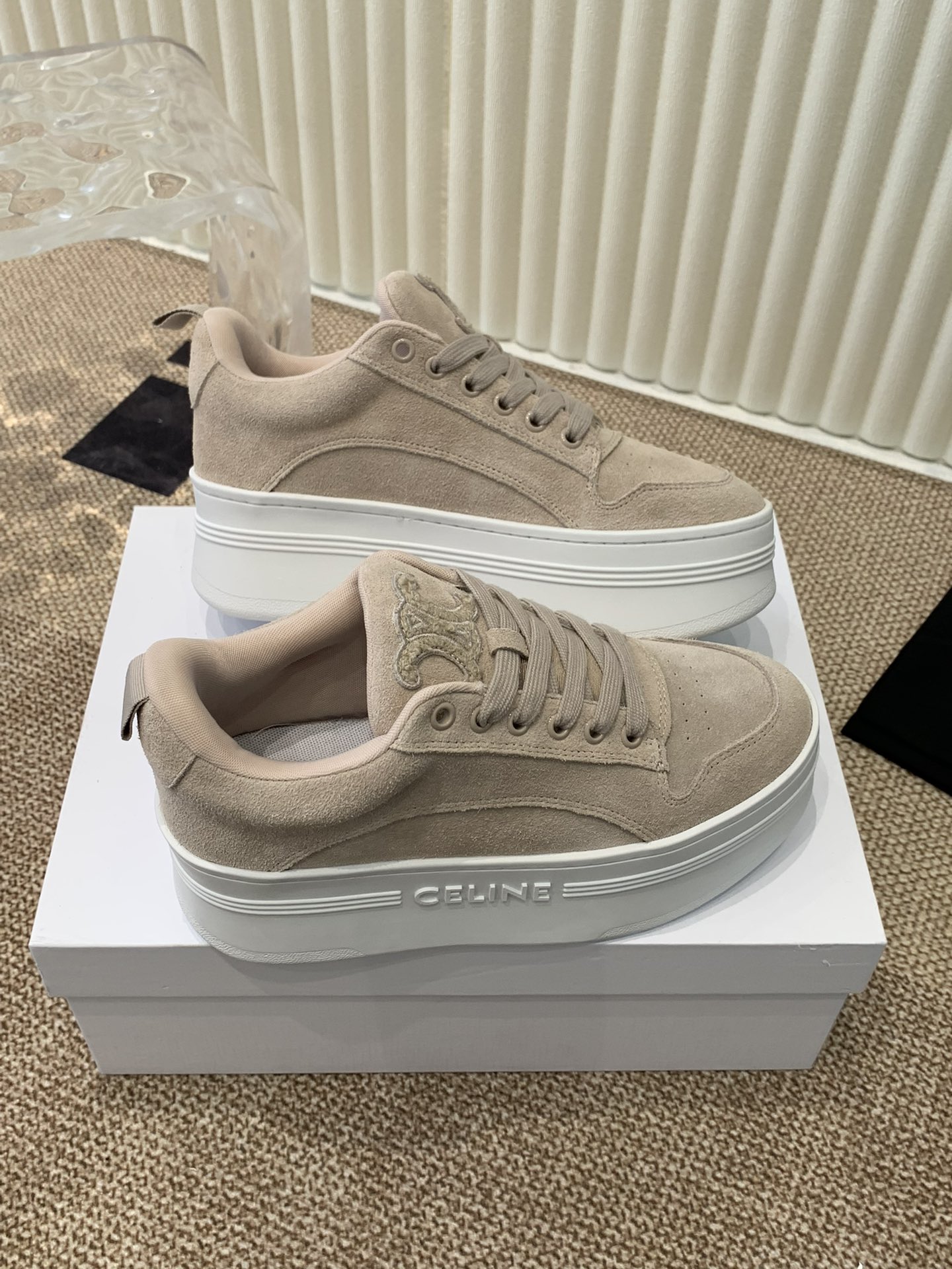 Celine 春夏走秀款面包鞋 trainer 厚底系列、这一季运动无论从楦型的轮廓\ 隔板的拼接都让人耳目一新、前后品牌logo相呼应、大底边位明显字母点缀、无不彰显品牌元素、鞋面丝牛绒、tu私模大底