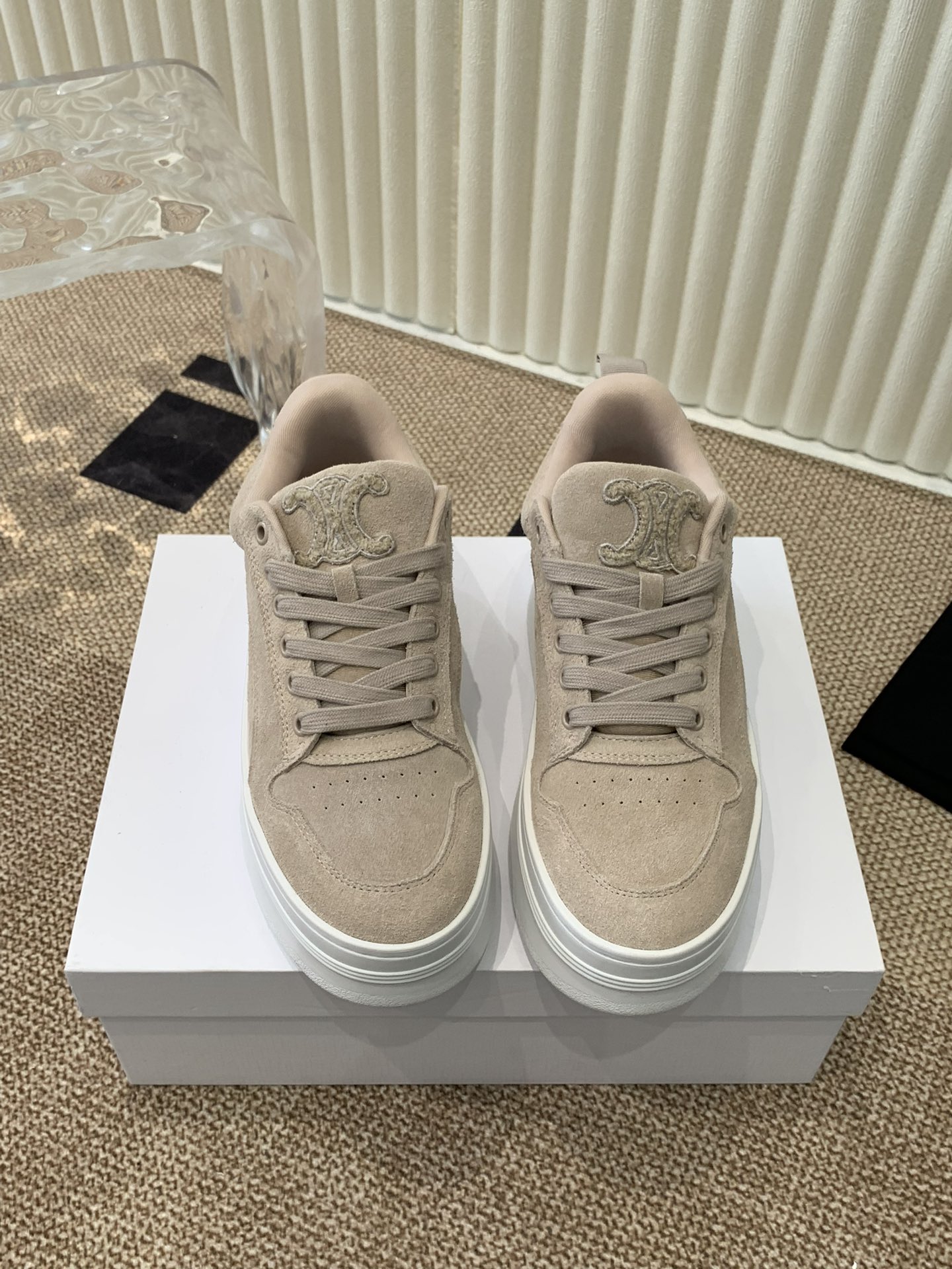Celine 春夏走秀款面包鞋 trainer 厚底系列、这一季运动无论从楦型的轮廓\ 隔板的拼接都让人耳目一新、前后品牌logo相呼应、大底边位明显字母点缀、无不彰显品牌元素、鞋面丝牛绒、tu私模大底