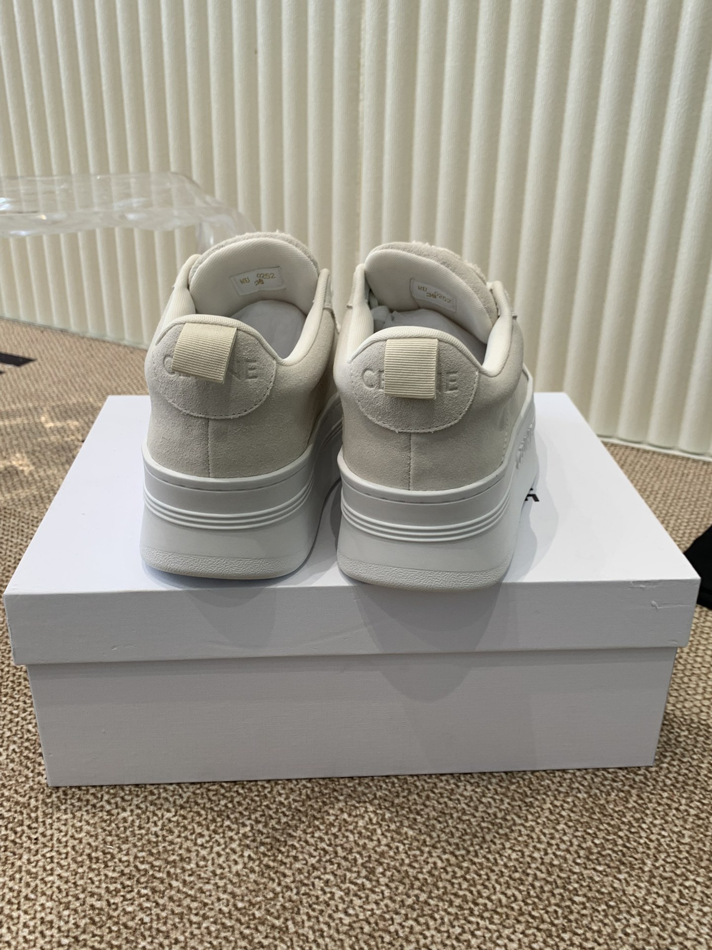 Celine 春夏走秀款面包鞋 trainer 厚底系列、这一季运动无论从楦型的轮廓\ 隔板的拼接都让人耳目一新、前后品牌logo相呼应、大底边位明显字母点缀、无不彰显品牌元素、鞋面丝牛绒、tu私模大底