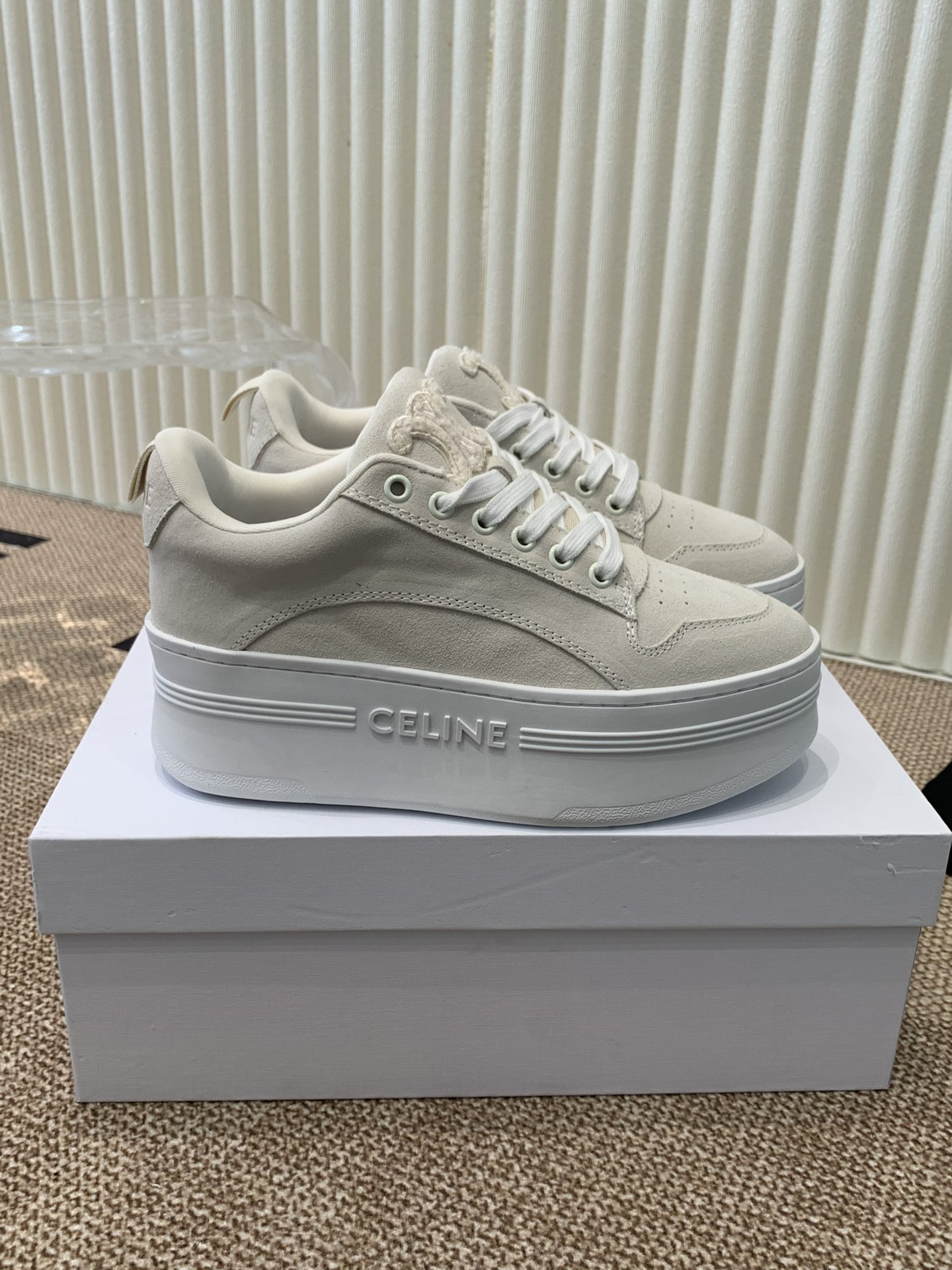 Celine 春夏走秀款面包鞋 trainer 厚底系列、这一季运动无论从楦型的轮廓\ 隔板的拼接都让人耳目一新、前后品牌logo相呼应、大底边位明显字母点缀、无不彰显品牌元素、鞋面丝牛绒、tu私模大底