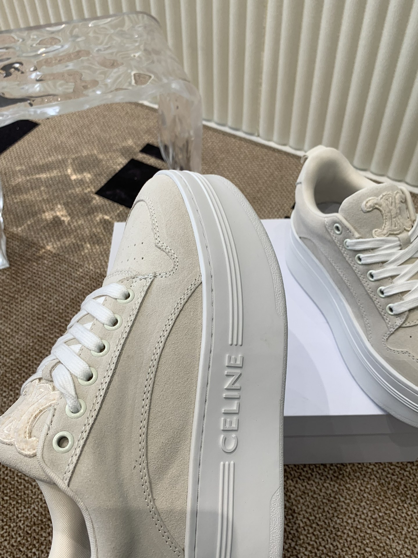 Celine 春夏走秀款面包鞋 trainer 厚底系列、这一季运动无论从楦型的轮廓\ 隔板的拼接都让人耳目一新、前后品牌logo相呼应、大底边位明显字母点缀、无不彰显品牌元素、鞋面丝牛绒、tu私模大底