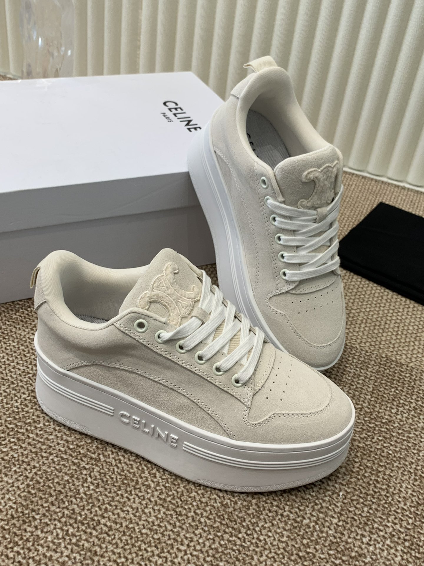 Celine 春夏走秀款面包鞋 trainer 厚底系列、这一季运动无论从楦型的轮廓\ 隔板的拼接都让人耳目一新、前后品牌logo相呼应、大底边位明显字母点缀、无不彰显品牌元素、鞋面丝牛绒、tu私模大底