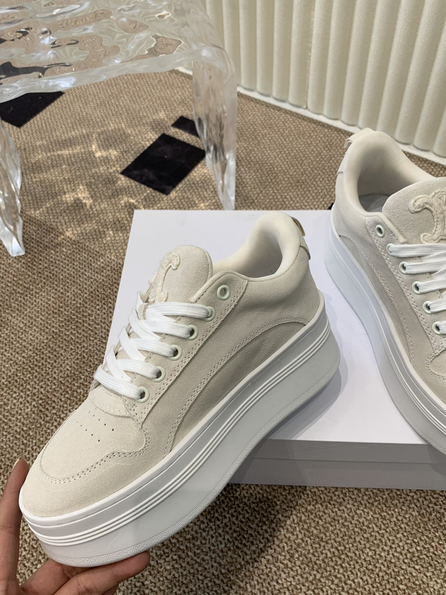 Celine 春夏走秀款面包鞋 trainer 厚底系列、这一季运动无论从楦型的轮廓\ 隔板的拼接都让人耳目一新、前后品牌logo相呼应、大底边位明显字母点缀、无不彰显品牌元素、鞋面丝牛绒、tu私模大底