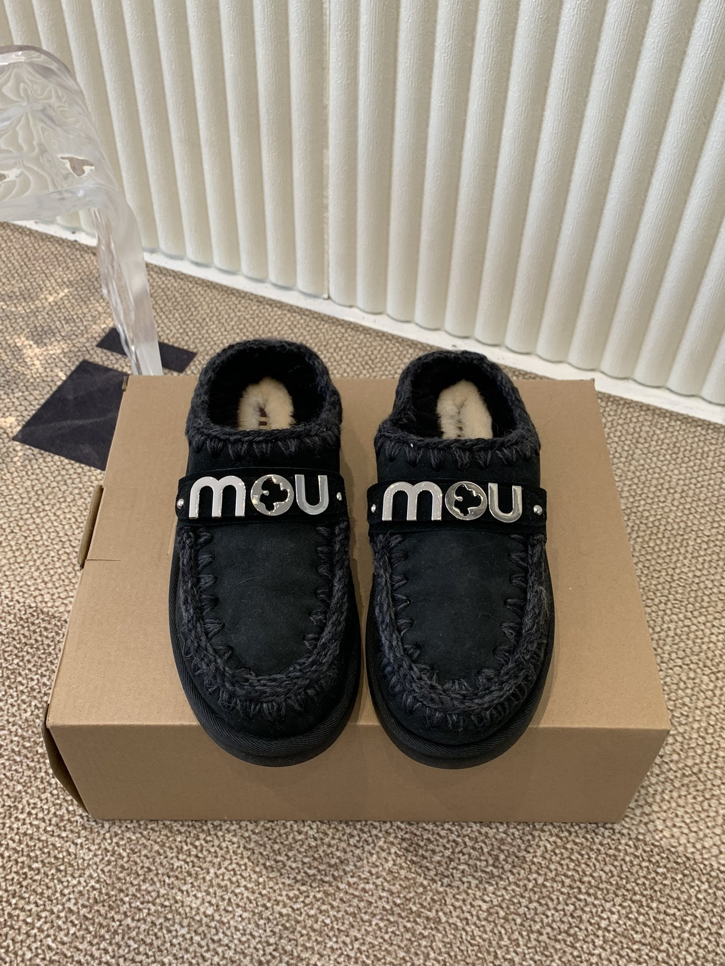 NO:546263,MOU's new autumn and winter products, gold buckle thick-soled fur slippers, are comfortable and sophisticated at home. A pair of stretchy thick-soled wool slippers are lazy and warm. The soles of the feet are like being caught in a gentle embrace. The combination of soft sheepskin and fur makes winter full of Maillard romance, whether out or at home. Suede upper, heavy-duty ethnic style hand-made edge, lining with wool, sole original soft rubber outsole  Size: 35-41, half drag, slippers, sheepskin, chamois leather19860909MOU 秋冬新品 金扣厚底毛拖 居家不失舒适与精致一双弹力厚底羊毛拖鞋慵懒而温暖 脚掌如同陷入了轻柔的拥抱中柔软的羊皮毛一体皮料结合无论外出还是居家 让冬季充满美拉德浪漫 鞋面麂皮鞋面重工民族风手工衍边 内里垫脚羊毛 鞋底原版软橡胶大底 码数:35-41,半拖,slippers,sheepskin,chamois leather,Women's Shoes