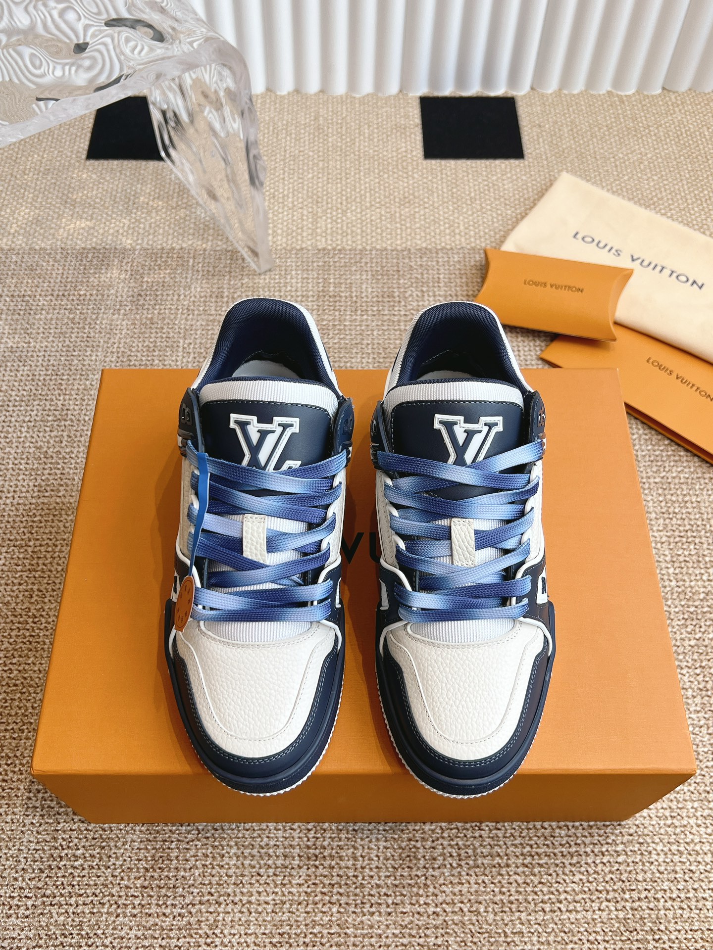 NO:721330,Louis Vuiton Louis Vuitton 2026ss new LV Trainer series sneakers and basketball shoes LV Trainer sneakers are a classic idea inspired by retro basketball shoes by designer Virgil Abloh. This time, smooth cow leather and Monogram embossed grain cow leather are spliced, and the rubber outsole is embellished with Monogram flowers, reflecting a striking jump in one color!  The fabric is original imported first-layer cowhide, the lining is original custom-made breathable mesh, the sole is original molded two-color TPU combination outsole, the sole thickness is about 3cm, the size is 35-45, casual shoes/sports shoes, louis vuitton, louis vuitton, louis vuitton, sneakers, cowhide19860909Louis Vuiton 路易威登 2026ss新款 LV Trainer系列板鞋篮球鞋 LV Trainer运动鞋是由设计师Virgil Abloh由复古篮球鞋激发的经典创意,此次拼接光滑牛皮革和Monogram压纹粒面牛皮革,再以Monogram花卉点缀橡胶外底,映现一体色彩中的醒目跳跃！ 面料原版进口头层牛皮 内里原版定制透气网里 鞋底原版开模双色TPU组合大底 底厚约3cm 码数35-45,休闲鞋/运动鞋,louis vuitton,louis vuitton,louis vuitton,sneakers,cowhide,Women's Shoes