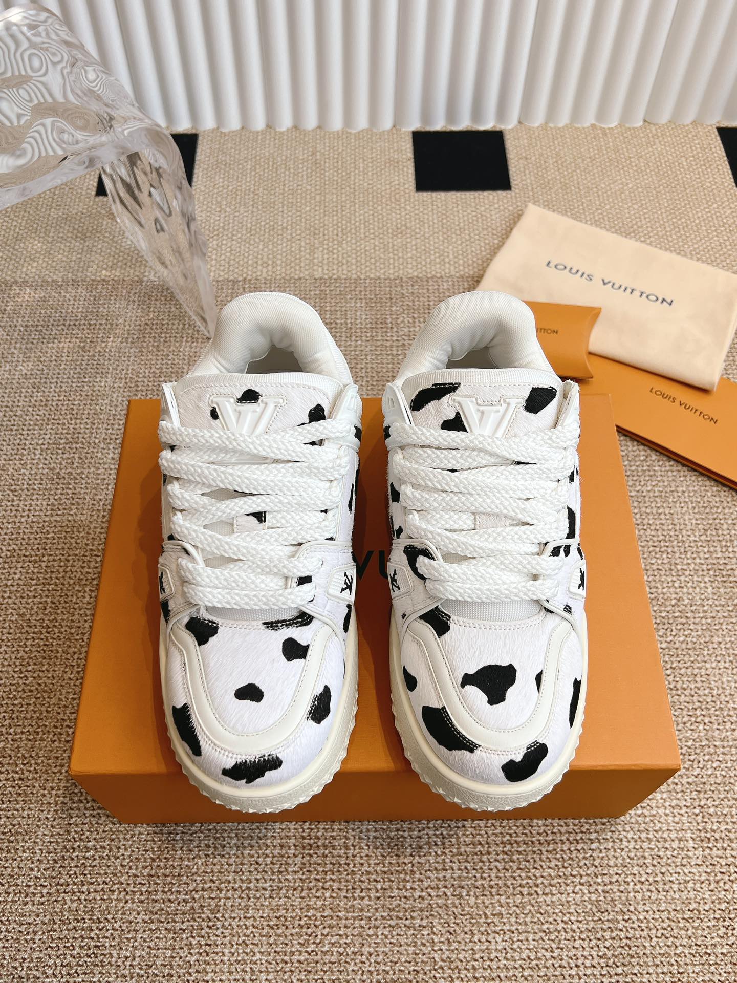 NO:169479,Louis Vuitton Louis Vuitton Fatty skateboard shoes Original development Maxi This model LV Trainer Maxi interprets men's and women's designs with smooth cowhide leather. The wide configuration and thick and light rubber outsole highlight the classic style. The original custom imported top layer cowhide inner lining original custom breathable net lining. The original open mold TPU combination sole. The bottom thickness is 4cm. The size is 35-44 (female size 40 and men's size 45 customized), casual shoes/sports shoes, louis vuitton, louis vuitton, louis vuitton, louis vuitton, sneakers, cowhide19860909Louis Vuitton 路易威登 胖丁滑板鞋  原版开发 做货 本款 LV Trainer Maxi 以光滑牛皮革演绎男款和女款设计 宽大构型和厚实而轻盈的橡胶外底彰显经典格调 面料原版定制进口头层牛皮 内里原版定制透气网里 大底原版开模TPU组合大底 底厚4cm 码数35-44（女码40 男码45定做）,休闲鞋/运动鞋,louis vuitton,louis vuitton,louis vuitton,sneakers,cowhide,Women's Shoes