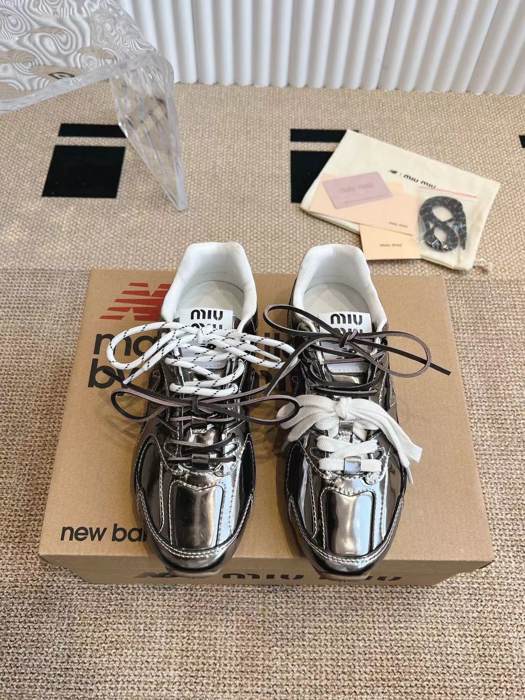 NO:166127,New colors are added MiuMiux New Balance Painted Casual Forrest Gump Shoes De Training Shoes Original development, Miu Miux draws inspiration from New Balance classic NB530 sneakers and launches its own iterative version 530SL. The sneaker adopts a deconstructed and lightweight design, with a bit of antique anti-fur covering the outline of New Balance 530. The deliberately worn and uneven leather tones give the buckle shoes a different personality. This co-branded shoe is equipped with a pair of shoelaces, creating a casual tying feeling, which adds a bit of Boyish and sexy tone to the overall feeling: the original customized imported head layer anti-fur original imported cowhide is made of original open-mould TPU. Size standard 35-44., casual shoes/sports shoes, miumiu, sneakers, cowhide19860909新色增加 MiuMiux New Balance 漆面休闲阿甘鞋德训鞋运动鞋 原版开发,Miu Miux从New Balance 经典 NB530运动鞋中汲取灵感,推出了自己的迭代版本530SL.该运动鞋采用解构和轻盈的设计,带点彷旧的反毛皮覆着New Balance 530的轮廓,刻意磨损、不均匀的皮革色调,让波鞋多了不同的个性.这款联名鞋款配有双鞋带设计,营造出随性系起的感觉,为整体感又多了几分Boyish以及率性感:原版定制进口头层反毛皮原版进口牛皮里原版开模防滑TPU材质. 码数标准35-44.,休闲鞋/运动鞋,miumiu,sneakers,cowhide,Women's Shoes