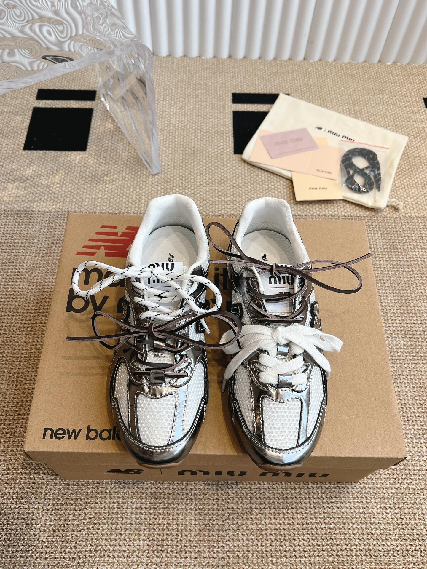 NO:166130,New colors are added MiuMiux New Balance Painted Casual Forrest Gump Shoes De Training Shoes Original development, Miu Miux draws inspiration from New Balance classic NB530 sneakers and launches its own iterative version 530SL. The sneaker adopts a deconstructed and lightweight design, with a bit of antique anti-fur covering the outline of New Balance 530. The deliberately worn and uneven leather tones give the buckle shoes a different personality. This co-branded shoe is equipped with a pair of shoelaces, creating a casual tying feeling, which adds a bit of Boyish and sexy tone to the overall feeling: the original customized imported head layer anti-fur original imported cowhide is made of original open-mould TPU. Size standard 35-40, casual shoes/sports shoes, miumiu, sneakers, cowhide19860909新色增加 MiuMiux New Balance 漆面休闲阿甘鞋德训鞋运动鞋 原版开发,Miu Miux从New Balance 经典 NB530运动鞋中汲取灵感,推出了自己的迭代版本530SL.该运动鞋采用解构和轻盈的设计,带点彷旧的反毛皮覆着New Balance 530的轮廓,刻意磨损、不均匀的皮革色调,让波鞋多了不同的个性.这款联名鞋款配有双鞋带设计,营造出随性系起的感觉,为整体感又多了几分Boyish以及率性感:原版定制进口头层反毛皮原版进口牛皮里原版开模防滑TPU材质. 码数标准35-40,休闲鞋/运动鞋,miumiu,sneakers,cowhide,Women's Shoes