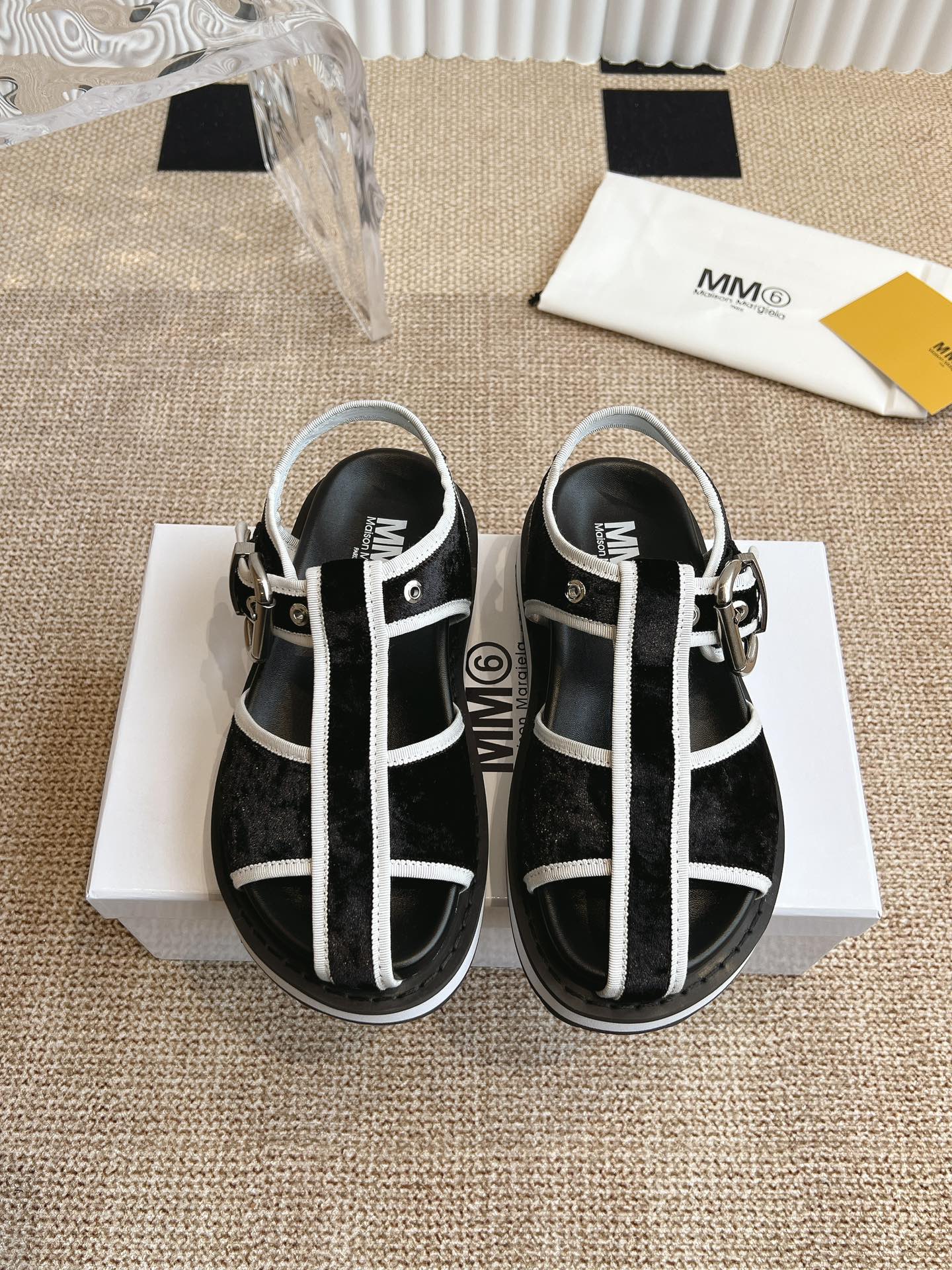 NO:233804,Suede 260 Leather Maison Margiela Pig Cage Shoes mm6 new product highest version 2025 perfect purchase agent Pig Cage Shoes sandals original open mold double-layer sole Original cover shoe shape is very generous, easy to control with various styles The gospel of small short legs The upper body instantly becomes big and long legs v The upper foot is not restricted by routine, be yourself as you like ~ The fried chicken on the feet is soft and comfortable The upper upper is original cloth, the inner original leather, the sole of the original sole size35-40, sandals, masion margiela, sandals19860909绒面260 皮面Maison Margiela 玛吉拉 猪笼鞋 mm6家2025新品最高版本买手代购完美 猪笼鞋凉鞋原版开模双层鞋底 原版套楦鞋型很大方 搭配各种风格都可轻松驾驭 小短腿的福音上身瞬间秒变大长腿 v 上脚不被常规所拘束,随心所欲做自己～上脚炒鸡柔软舒适 鞋面原版布面 内里原版真皮 大底原版鞋底 size35-40,凉鞋,masion margiela,sandals,Women's Shoes