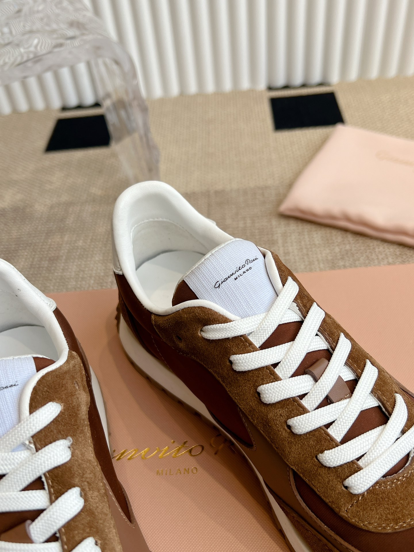Gianvito Rossi Retro Sneakers: Fashionable, Cozy, and Favorable! - 图片 6