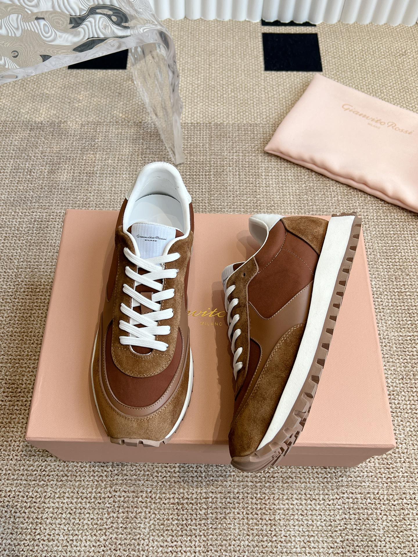 Gianvito Rossi Retro Sneakers: Fashionable, Cozy, and Favorable! - 图片 4