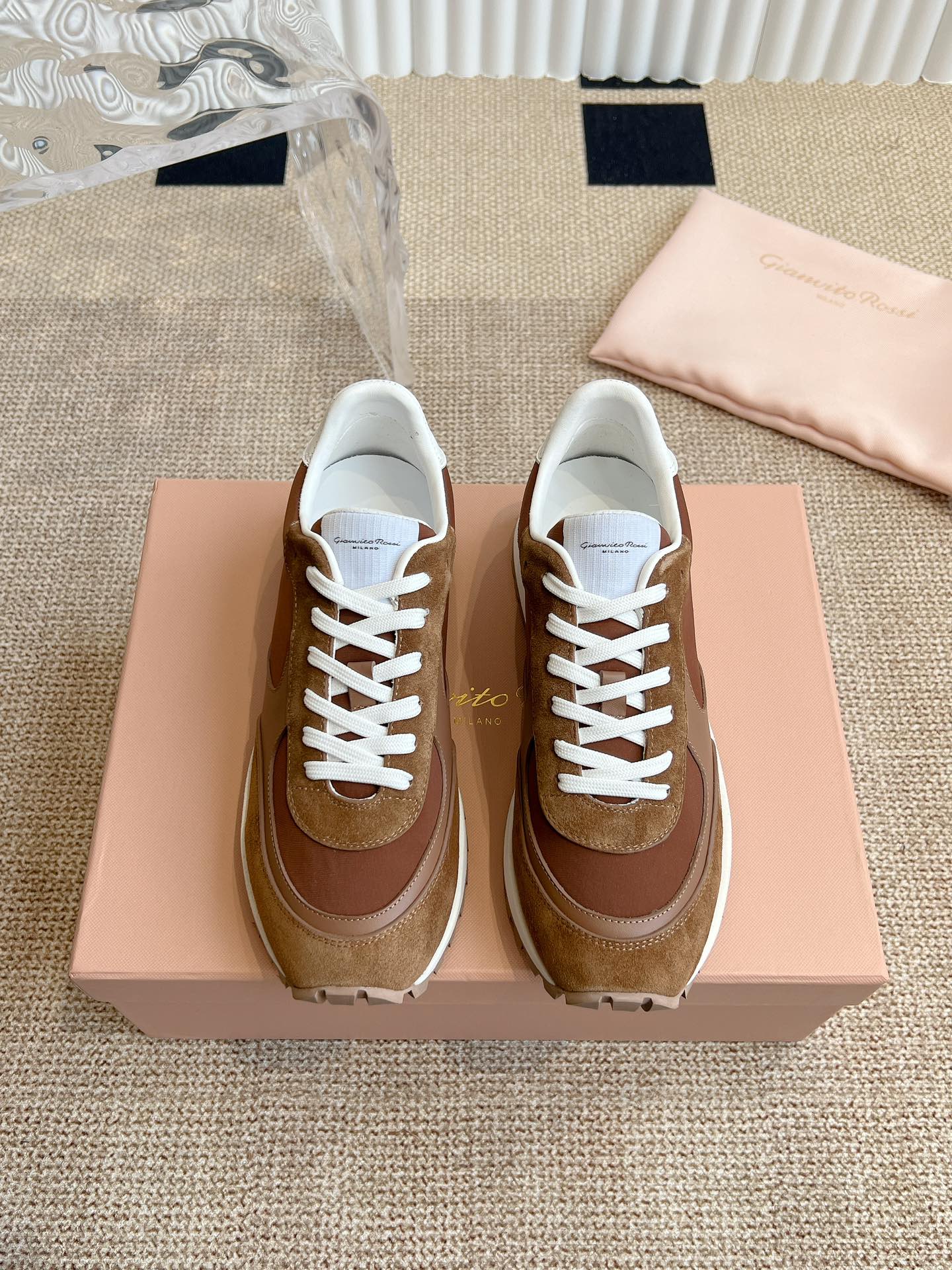 NO:165443,Gianvitorossi Gianvitorossi 25ss new couple retro casual Forrest Gump shoes. One of the best sports shoes for many celebrity doctors to plant grass, super retro and versatile, super comfortable and super exciting!  All show the sense of fashion and street style. A must-have item for trendy people!  The fabric is imported cowhide Niujing mesh fabric is made of custom terry terry cloth sheepskin cowhide footbed original molded rubber sole size women 35-40 men 40-44 women size first, casual shoes/sports shoes, sneakers, cowhide, sheepskin19860909Gianvitorossi 吉安维托.罗西 25ss新品情侣款复古休闲阿甘鞋 众多明星博士们种草的最佳运动鞋之一超级复古百搭好看 超舒适感超级爆！ 无不彰显时尚感与街头风 潮人必备单品！ 面料采用进口牛皮牛京网布面料内里采用定制毛巾布羊皮 牛皮垫脚 原版开模橡胶大底 size女35-40男40-44女码先出,休闲鞋/运动鞋,sneakers,cowhide,sheepskin,Women's Shoes