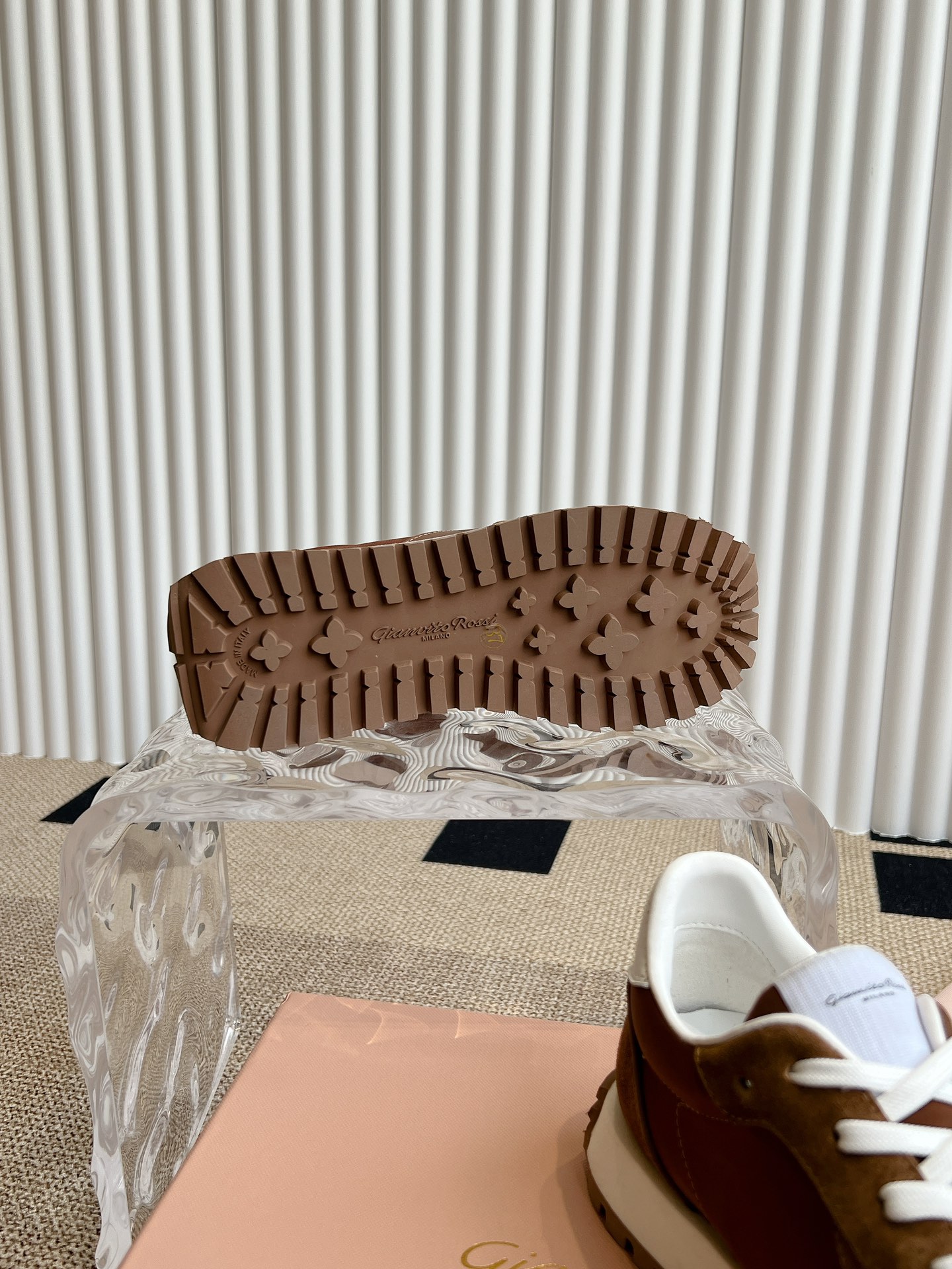 Gianvito Rossi Retro Sneakers: Fashionable, Cozy, and Favorable! - 图片 9