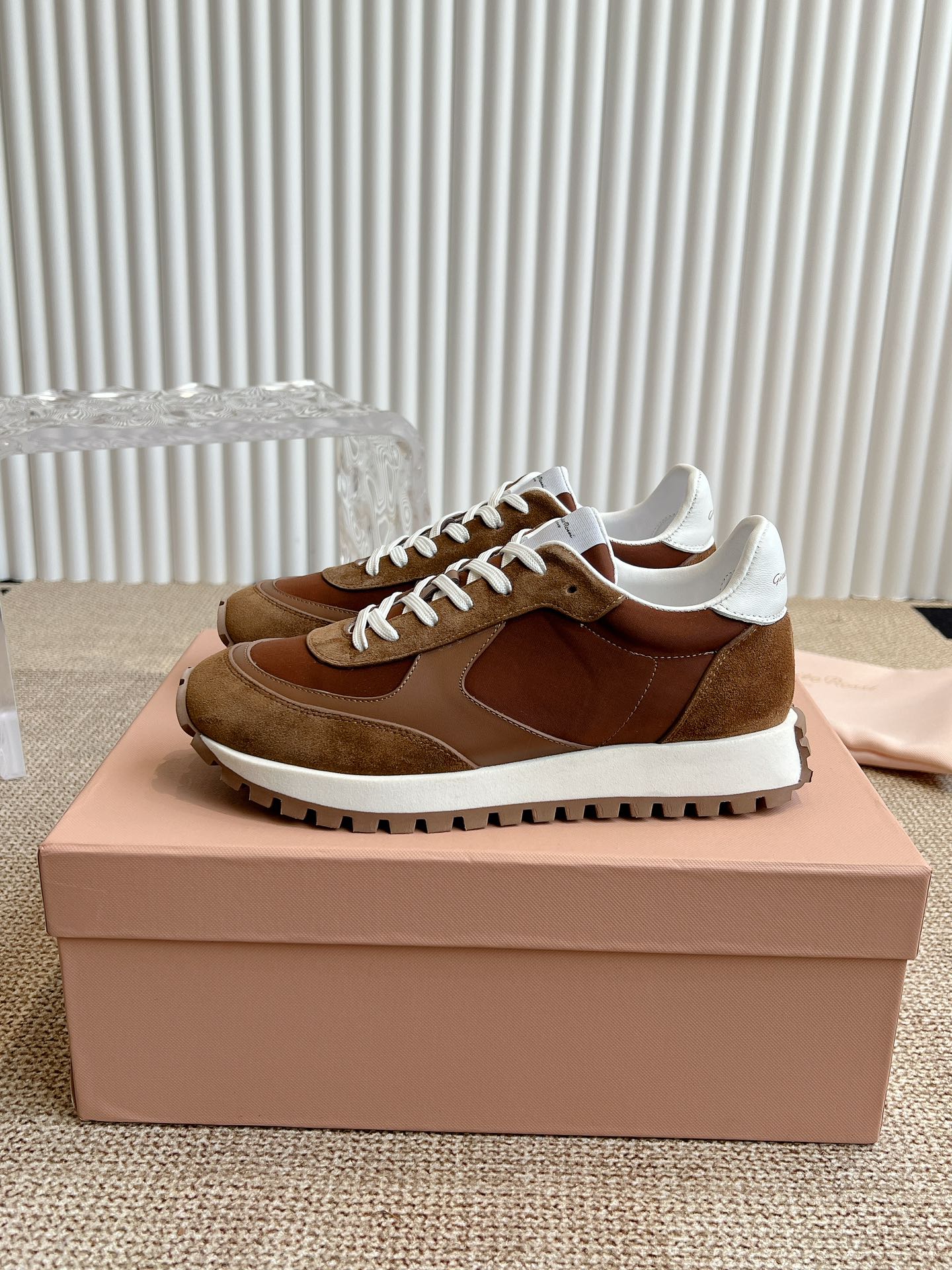 Gianvito Rossi Retro Sneakers: Fashionable, Cozy, and Favorable! - 图片 3