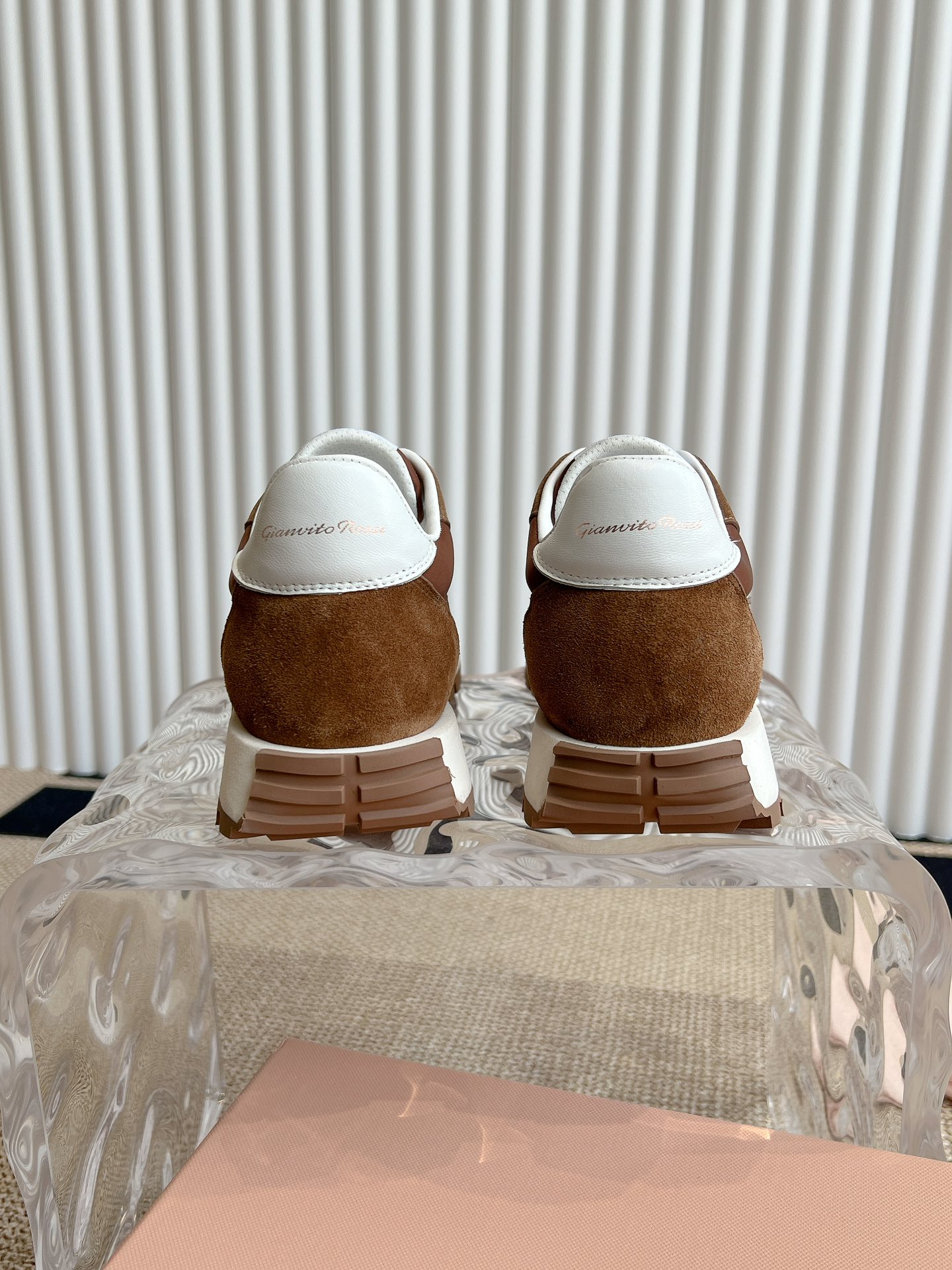 Gianvito Rossi Retro Sneakers: Fashionable, Cozy, and Favorable! - 图片 7