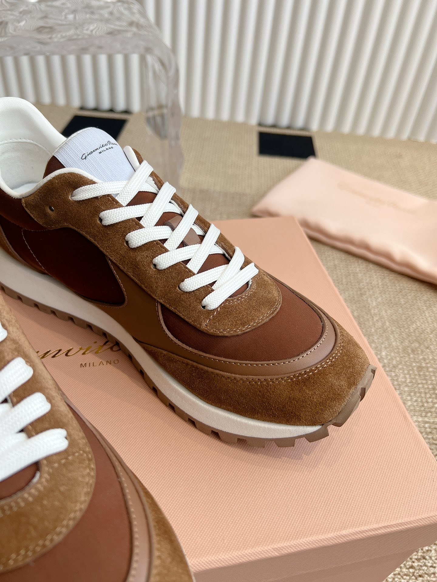 Gianvito Rossi Retro Sneakers: Fashionable, Cozy, and Favorable! - 图片 8