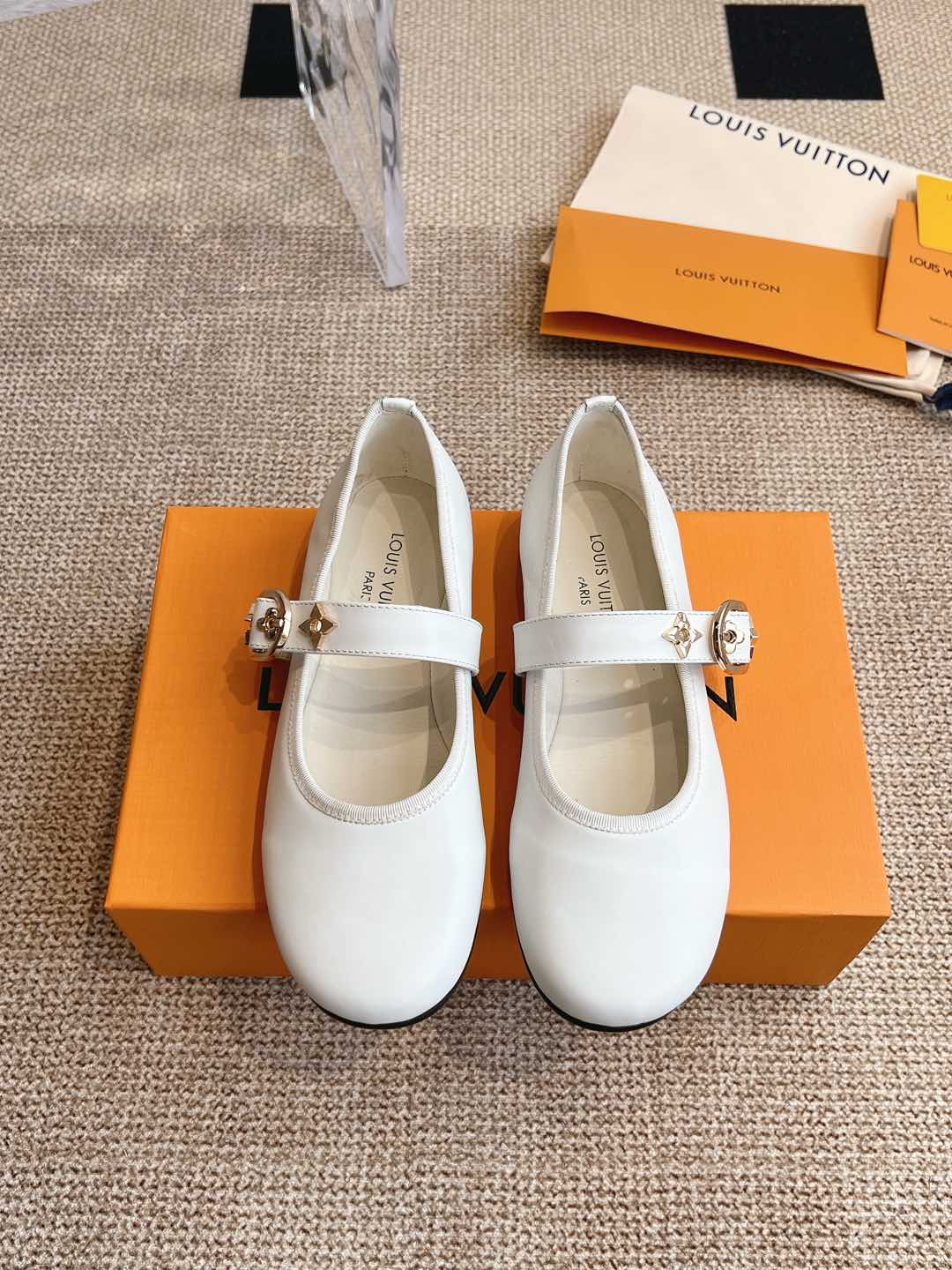 NO:440512,Louis Vuitton ss25 new arrival Spring and summer series Mary Jane new product Simple and exquisite, full of high-end feel, showing elegant temperament ~ super beautiful on the feet, full of summer shoes/9 awesome, cowhide, sheepskin, Italian imported genuine leather soles size: 35-41, Mary Jane, louis vuitton,mary jane,cowhide,sheepskin,Leather soles19860909Louis Vuitton ss25 new arrival 春夏系列玛丽珍新品 简约精致,高级感满满,尽显优雅气质～上脚超好看,拉满了夏日美鞋/9绝绝子啊 鞋面牛皮,羊皮内里,意大利进口真皮大底 size:35-41,玛丽珍,louis vuitton,mary jane,cowhide,sheepskin,Leather soles,Women's Shoes