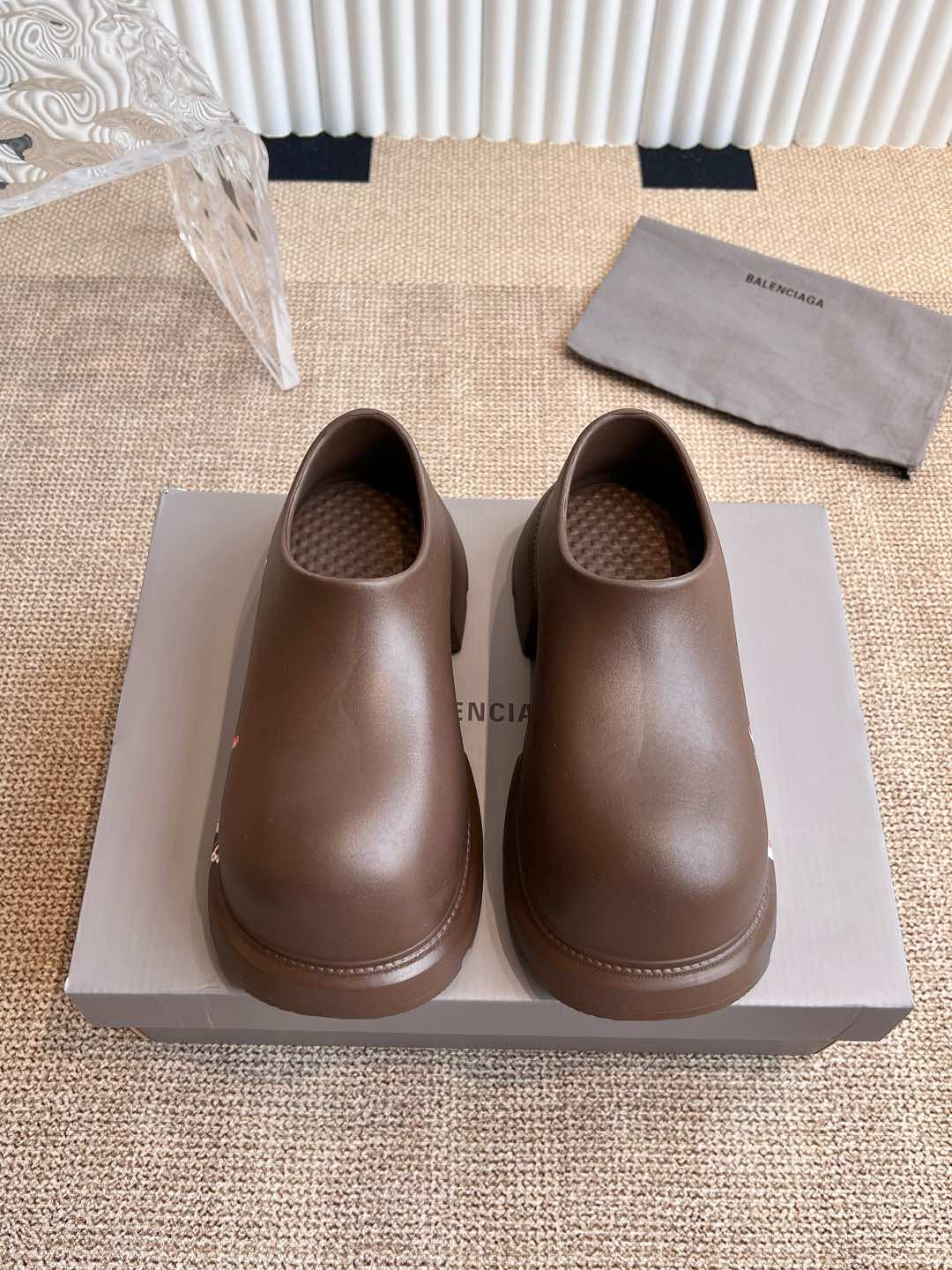 NO:129246,Balenciaga Top Version Extremely Lightweight!  Many top trendy celebrities at home and abroad are blessed by us!  It is fashionable and comfortable, and it looks white on the feet!  Summer is a great match. 35-40. Semi-drag.19860909Balenciaga  顶级版本 极致轻量化！众多国内外一线潮流明星上脚加持！时髦又兼具舒适感,上脚还很显白！夏天超级好搭配 码数35-40,半拖,balenciaga,Women's Shoes