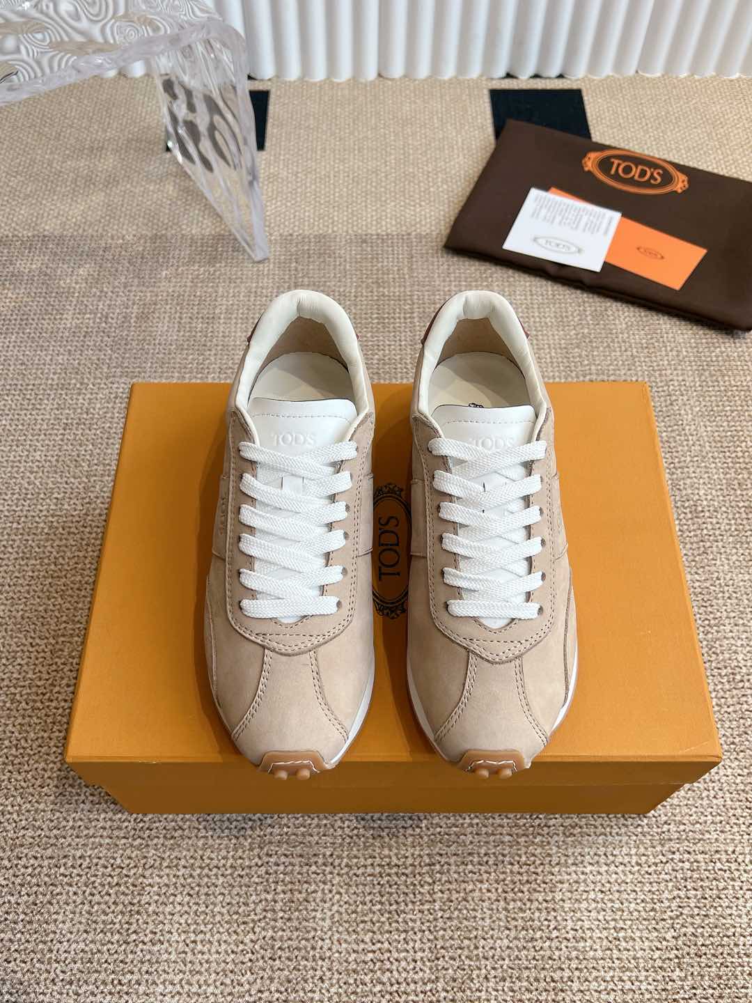 NO:129260,Ttods 25 spring and summer new casual shoes sneakers. The carefully designed contrasting color splicing is full of endless creativity and passion. The casual style reveals an indescribable sense of fashion!  Lightweight and exquisite, this is the best description of it. The shoe body is uniquely selected and is made of perfectly spliced ​​with high-quality calfskin and sturdy nylon fabric. Every inch flows with the inheritance of classic sneakers, and it also incorporates the elements of modern design. The delicate touch of calfskin and the durability of nylon fabrics are impeccable in terms of style and practicality. This new casual shoe is like a vibrant poem, which can not only inspire your inner enthusiasm and vitality, but also show your personality and taste. Let's spend every day of the sunshine!  The upper is made of original custom nylon cloth with cow velvet leather, inner foot pad sheepskin, original mold foam combination rubber sole, the sole is about 4.5cm thick, size 35-40 (40 custom made without return or exchange), casual shoes/sports shoes, Tod's, sneakers, cowhide, sheepskin19860909Ttods托德斯25春夏新款休闲鞋运动鞋  精心设计的撞色拼接,充满了无尽的创意与激情.休闲风格中透露出一种难以言喻的时尚感！轻便,精致,这是对它最好的形容.鞋身,选材独具匠心,由上等小牛皮与坚固尼龙织物完美拼接而成.每一寸都流淌着经典运动鞋的传承,同时又融入了现代设计的元素.小牛皮的细腻触感,加上尼龙织物的耐用性,无论是风格还是实用性都无可挑剔.这款新款休闲鞋,就像是一首充满活力的诗篇,既能激发你内在的热情与活力,又能展现出你的个性与品味.陪你度过每一天的阳光时光吧！ 鞋面采用牛绒皮面原版定做尼龙布 内里垫脚羊皮 原版开模发泡组合橡胶大底 底厚4.5cm左右 码数35-40（40定做不退换）,休闲鞋/运动鞋,Tod's,sneakers,cowhide,sheepskin,Women's Shoes