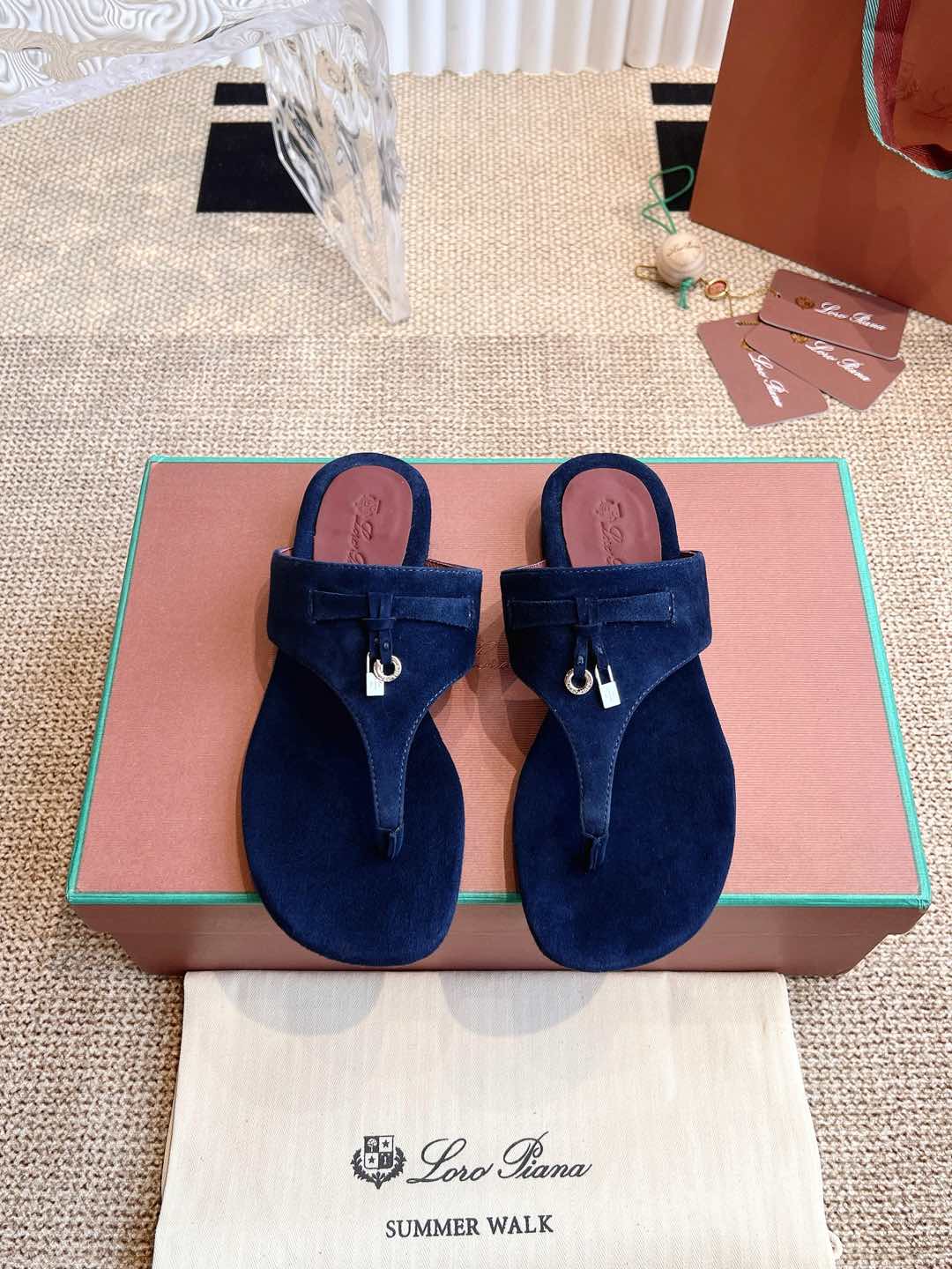 NO:166108,Loro Piana Slippers 2025 official website LP new product is available for sale Loro Piana (the same style and slippers on the official website | made of Wish Yangjing fabric | upper is made of high-quality cashmere | footbed cashmere, footbed silk sheepskin, all-round one-to-one recovery counter process flow | high process flow | Italian imported genuine leather sole Original craft sole | heel height 1.5cm (full real cashmere) / definitely not ordinary bulky rubber sole on the market Size34-41 size (40, 41. Customized), slippers sandals, loro pigana, loro pigana, sandals, slippers, sheepskin, sheep19860909Loro Piana 拖鞋 2025官网 LP新品发售Loro Piana(官网同款同款拖鞋｜采用 Wish 羊京面料制作｜鞋面采用优质特级羊绒｜垫脚羊绒,垫脚丝绸羊皮,全方位一比一复原专柜工艺流程｜高工艺工艺流程｜意大利进口真皮底 原版工艺大底｜跟高1.5cm(全真羊绒） /绝非市面普通笨重胶底 Size34-41码（40,41.定制）,拖鞋凉鞋,loro piana,loro piana,sandals,slippers,sheepskin,sheep,Women's Shoes