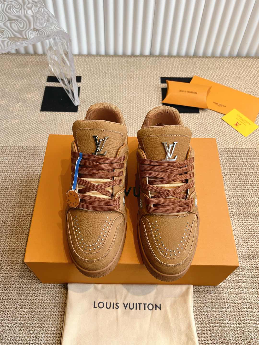 NO:165453,Louis Vuiton ss new LV Trainer series shoe basketball shoes LV Trainer sneakers are classic creativity inspired by designer Virgil Abloh by retro basketball shoes. This time, smooth cowhide leather and Monogram embossed grain cowhide leather, and then Monogram flowers embellish the rubber outsole to reflect the eye-catching jump in the integrated color!  Size 40-45, casual shoes/sports shoes, louis vuitton, louis vuitton, louis vuitton, sneakers, cowhide19860909Louis Vuiton 路易威登 ss新款 LV Trainer系列板鞋篮球鞋 LV Trainer运动鞋是由设计师Virgil Abloh由复古篮球鞋激发的经典创意,此次拼接光滑牛皮革和Monogram压纹粒面牛皮革,再以Monogram花卉点缀橡胶外底,映现一体色彩中的醒目跳跃！ 码数40-45,休闲鞋/运动鞋,louis vuitton,louis vuitton,louis vuitton,sneakers,cowhide,Women's Shoes