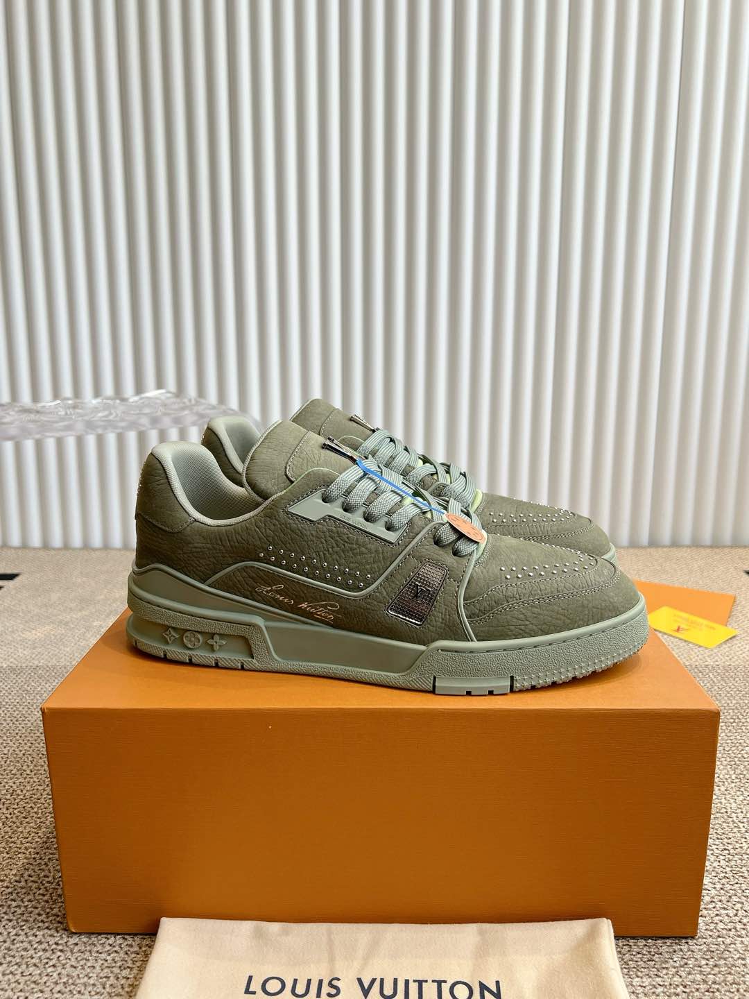 NO:165455,Louis Vuiton ss new LV Trainer series shoe basketball shoes LV Trainer sneakers are classic creativity inspired by designer Virgil Abloh by retro basketball shoes. This time, smooth cowhide leather and Monogram embossed grain cowhide leather, and then Monogram flowers embellish the rubber outsole to reflect the eye-catching jump in the integrated color!  Size 35-45, casual shoes/sports shoes, louis vuitton, louis vuitton, louis vuitton, sneakers, cowhide19860909Louis Vuiton 路易威登 ss新款 LV Trainer系列板鞋篮球鞋 LV Trainer运动鞋是由设计师Virgil Abloh由复古篮球鞋激发的经典创意,此次拼接光滑牛皮革和Monogram压纹粒面牛皮革,再以Monogram花卉点缀橡胶外底,映现一体色彩中的醒目跳跃！ 码数35-45,休闲鞋/运动鞋,louis vuitton,louis vuitton,louis vuitton,sneakers,cowhide,Women's Shoes