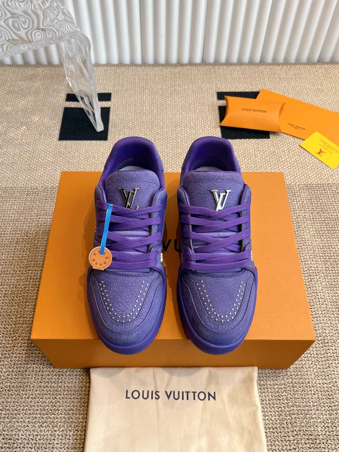 NO:165457,Louis Vuiton ss new LV Trainer series shoe basketball shoes LV Trainer sneakers are classic creativity inspired by designer Virgil Abloh by retro basketball shoes. This time, smooth cowhide leather and Monogram embossed grain cowhide leather, and then Monogram flowers embellish the rubber outsole to reflect the eye-catching jump in the integrated color!  Size 40-45, casual shoes/sports shoes, louis vuitton, louis vuitton, louis vuitton, sneakers, cowhide19860909Louis Vuiton 路易威登 ss新款 LV Trainer系列板鞋篮球鞋 LV Trainer运动鞋是由设计师Virgil Abloh由复古篮球鞋激发的经典创意,此次拼接光滑牛皮革和Monogram压纹粒面牛皮革,再以Monogram花卉点缀橡胶外底,映现一体色彩中的醒目跳跃！ 码数40-45,休闲鞋/运动鞋,louis vuitton,louis vuitton,louis vuitton,sneakers,cowhide,Women's Shoes