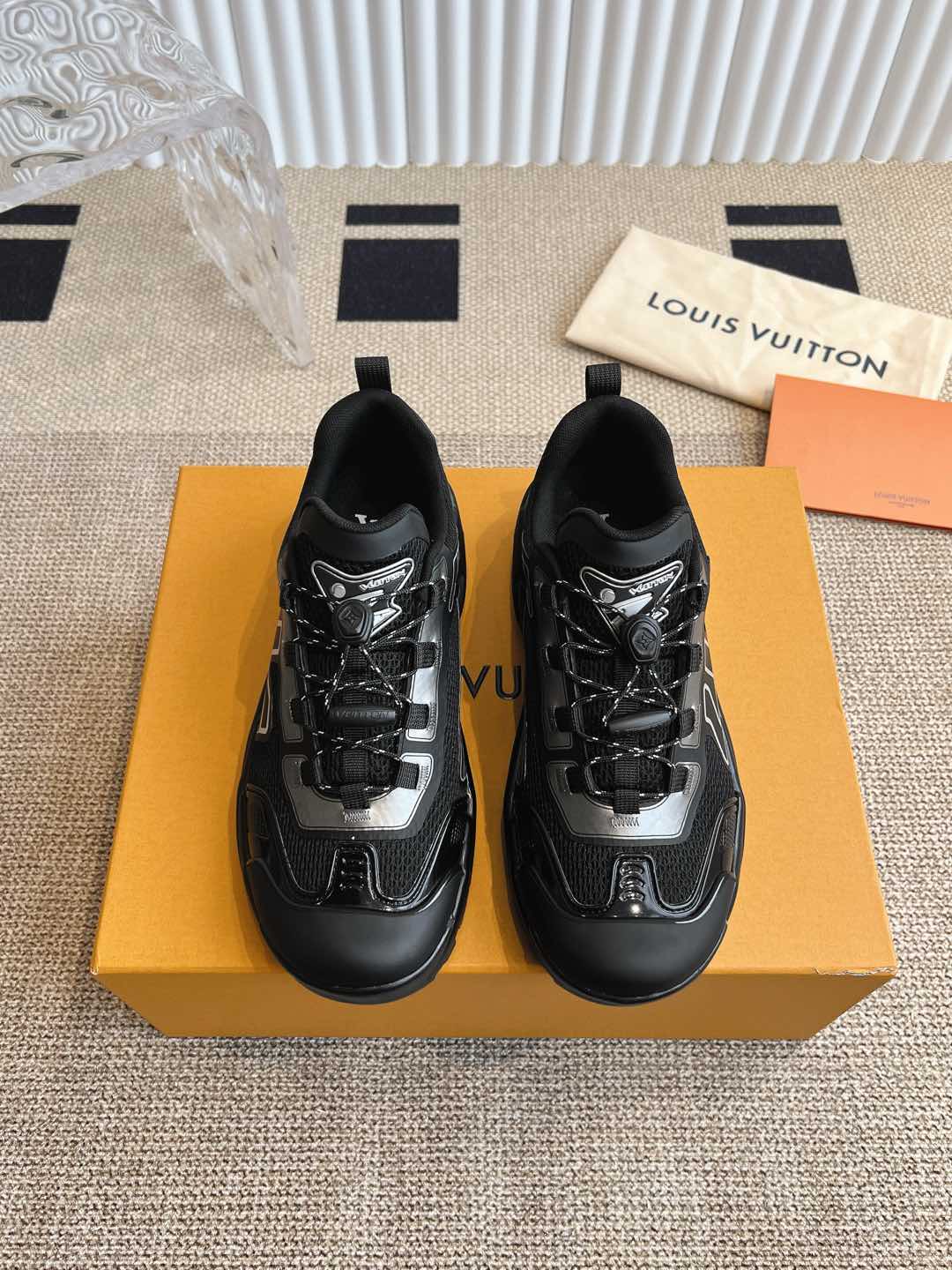 NO:165449,LV Louis Vuitton Runner tatic series, thick sole, casual sports shoes, running shoes, top version, original development, made products, this runner tatic sports shoes combine mesh fabrics and straps to interpret the inspiration of traditional hiking shoes. Letters are written on one side, and the lassoon is embellished with fast lacing system monogram flowers and logos, light and wear-resistant rubber outsole perfect overall delivery exquisite packaging, original imported customized technology fabric   mesh, inner original customized breathable mesh, sole original open mold-proof rubber combination material, sole thickness 4cm size: men's 39-45, casual shoes/sports shoes, louis vuitton, louis vuitton, sneakers19860909LV 路易威登Runner tatic系列 厚底 休闲运动鞋跑鞋 顶级版本,原版开发 做货 本款 runner tatic 运动鞋融合网格面料和饰带等科技材质,演绎传统登山鞋的灵感启发.字母抒写于一侧,快速系带系统的套索扣点缀 monogram 花卉和标识,轻盈耐磨的橡胶外底完善整体配送精美包装 面料原版进口定制科技面料＋网面 内里原版定制透气网里 鞋底原版开模防滑橡胶组合材质 底厚4cm size:男款39-45,休闲鞋/运动鞋,louis vuitton,louis vuitton,sneakers,Women's Shoes