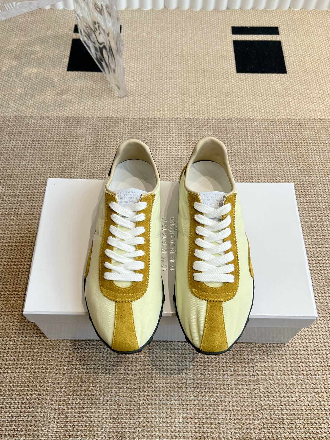 NO:173902,Maison Margiela Sprinters Sneakers continues the brand's unique deconstructive aesthetics, and the new Maison Margiela 2025 Spring and Summer Series is on the shelves!   The outline of the new Sprinters sneakers is made of old-fashioned nylon and retro-treated suede, inspired by retro running shoes. Through old-fashioned, stitching, splicing and other processes, it gives the item a new life and beauty. The tongue is decorated with a classic digital logo, paired with an anti-slip nail sole, and the tail is decorated with an iconic white stitching logo, full of craftsmanship. Size 35-40 for women, men's size 40-45 years later, casual shoes/sports shoes, sneakers, chamois leather19860909Maison Margiela Sprinters运动鞋 延续品牌独具辨识度的解构主义美学,Maison Margiela 2025春夏系列新款上架！  新款Sprinters运动鞋轮廓采用做旧感尼龙与复古处理麂皮制成,灵感来源于复古跑鞋.通过做旧、缝线、拼接等工艺,赋予单品新的生命和美感.舌头饰有经典的数字标志,搭配有防滑的钉状鞋底,鞋尾饰有标志性的白色缝线logo,充满工艺感. 码数35-40女码出货、男码40-45年后,休闲鞋/运动鞋,sneakers,chamois leather,Women's Shoes