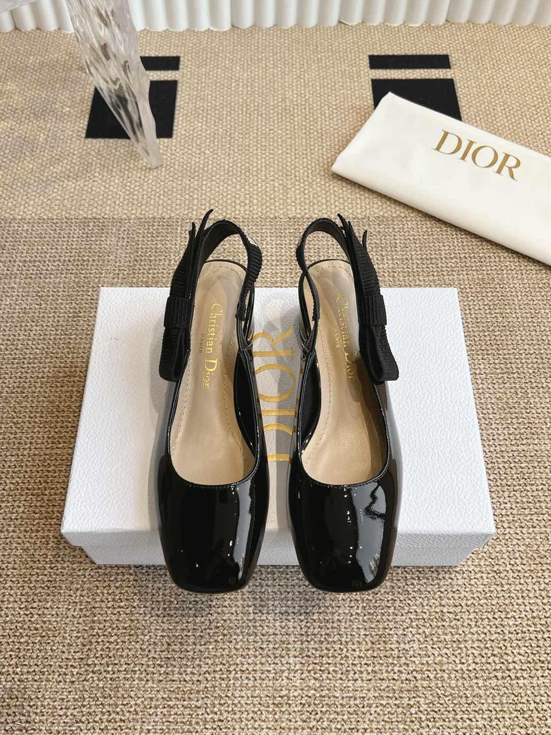 EQDior  迪奥玛丽珍鞋‼\nMISS DIOr fwnew arrival～\nD家ss迪奥小姐 精致玛丽珍新品\nmissdior 五金扣件，好精致啊，小方头时髦复古！整一个富家千金的味道～大爱了\n\n牛漆皮鞋面 羊皮内里 \n意大利真皮大底跟高.CM\nsize ：-（  定制不退换）