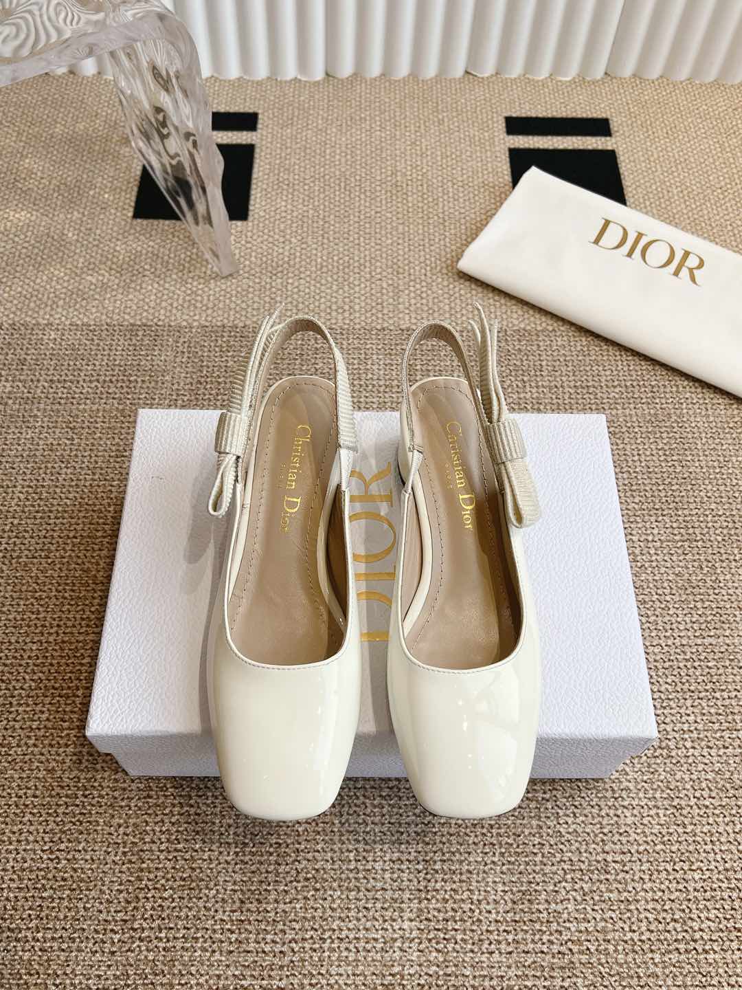 EQDior  迪奥玛丽珍鞋‼\nMISS DIOr fwnew arrival～\nD家ss迪奥小姐 精致玛丽珍新品\nmissdior 五金扣件，好精致啊，小方头时髦复古！整一个富家千金的味道～大爱了\n\n牛漆皮鞋面 羊皮内里 \n意大利真皮大底跟高.CM\nsize ：-（  定制不退换）