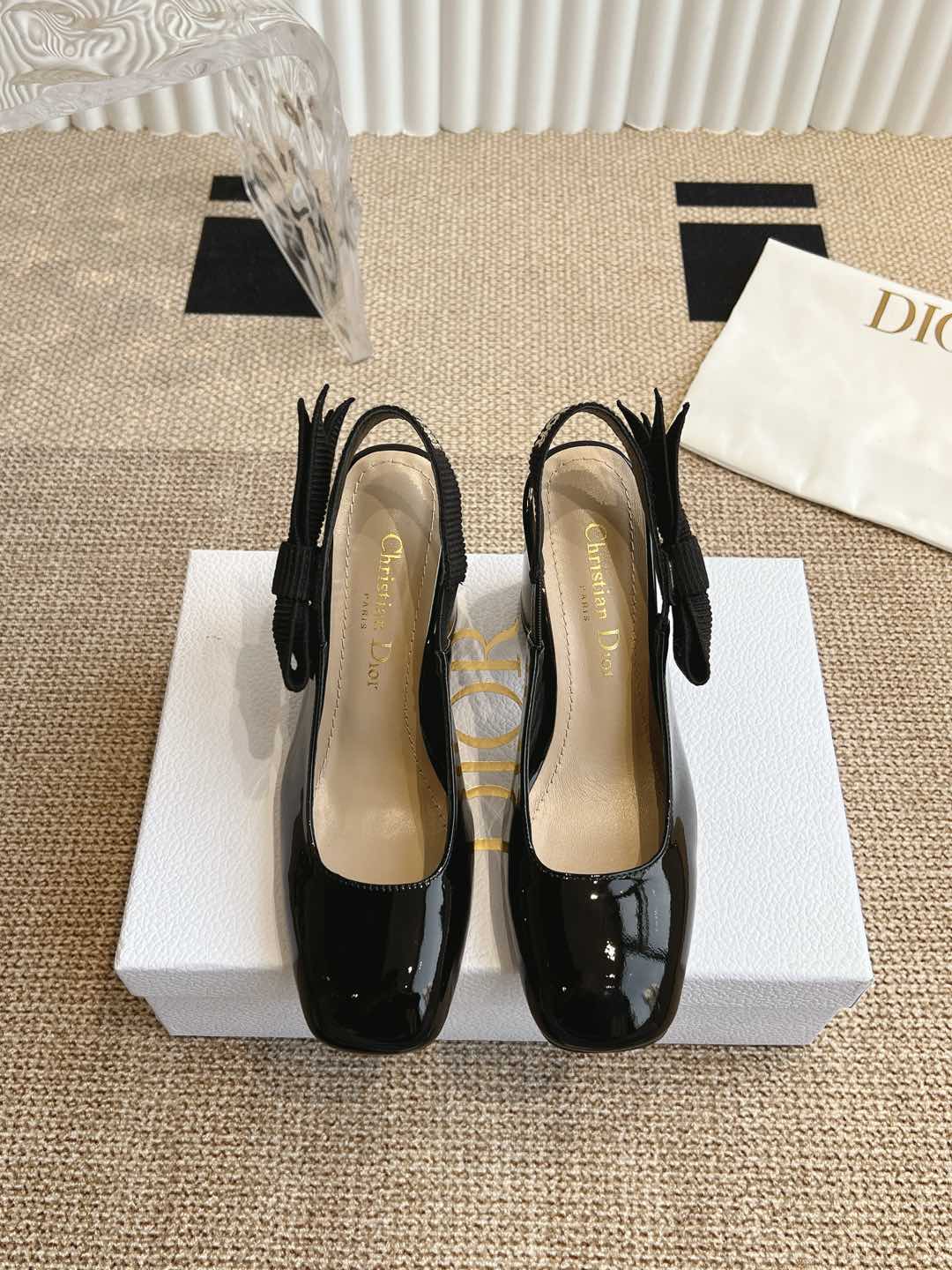 EQDior  迪奥玛丽珍鞋‼\nMISS DIOr fwnew arrival～\nD家ss迪奥小姐 精致玛丽珍新品\nmissdior 五金扣件，好精致啊，小方头时髦复古！整一个富家千金的味道～大爱了\n\n牛漆皮鞋面 羊皮内里 \n意大利真皮大底跟高.CM\nsize ：-（  定制不退换）